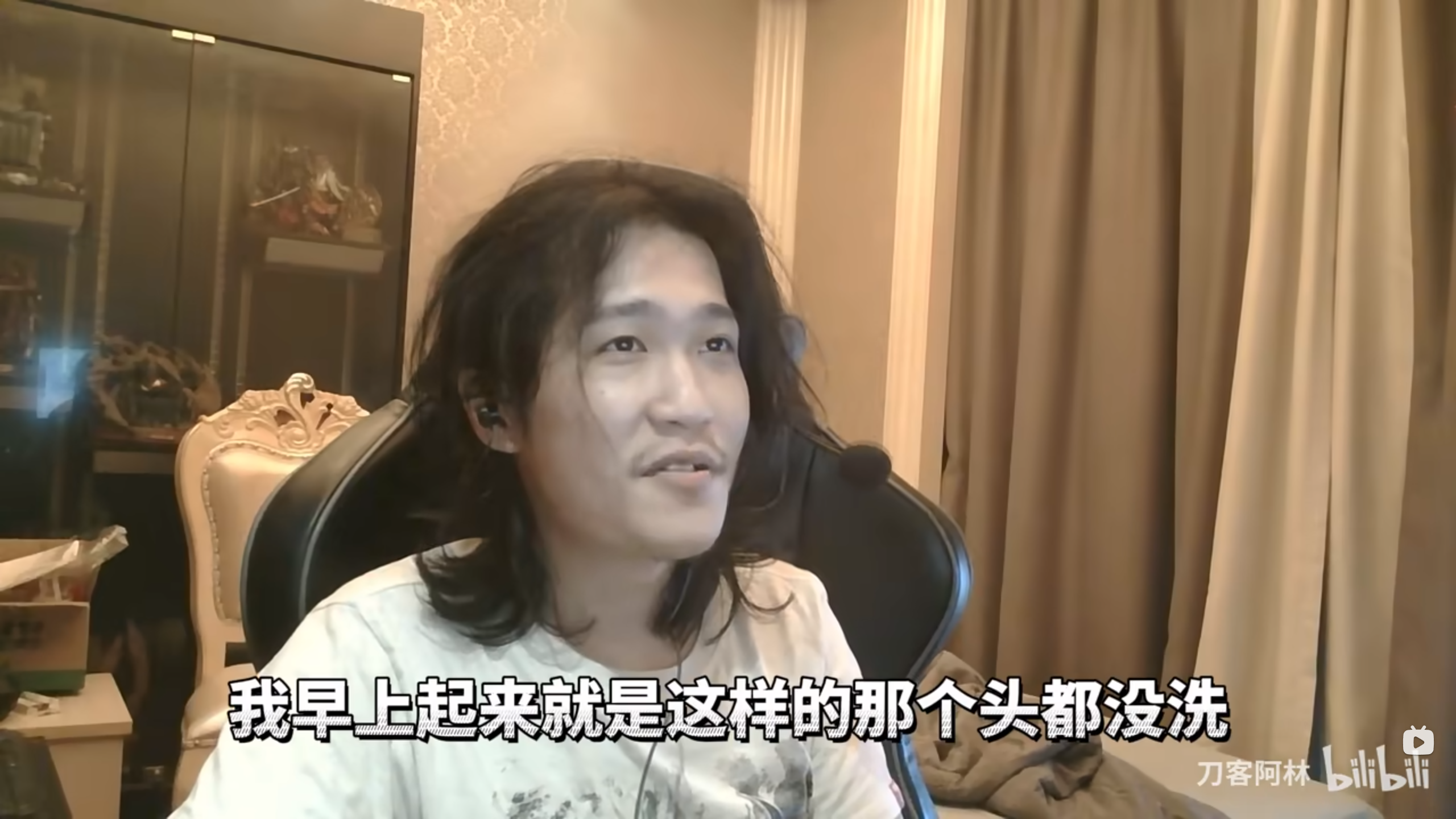 PIS 自嘲亏得像个流浪汉