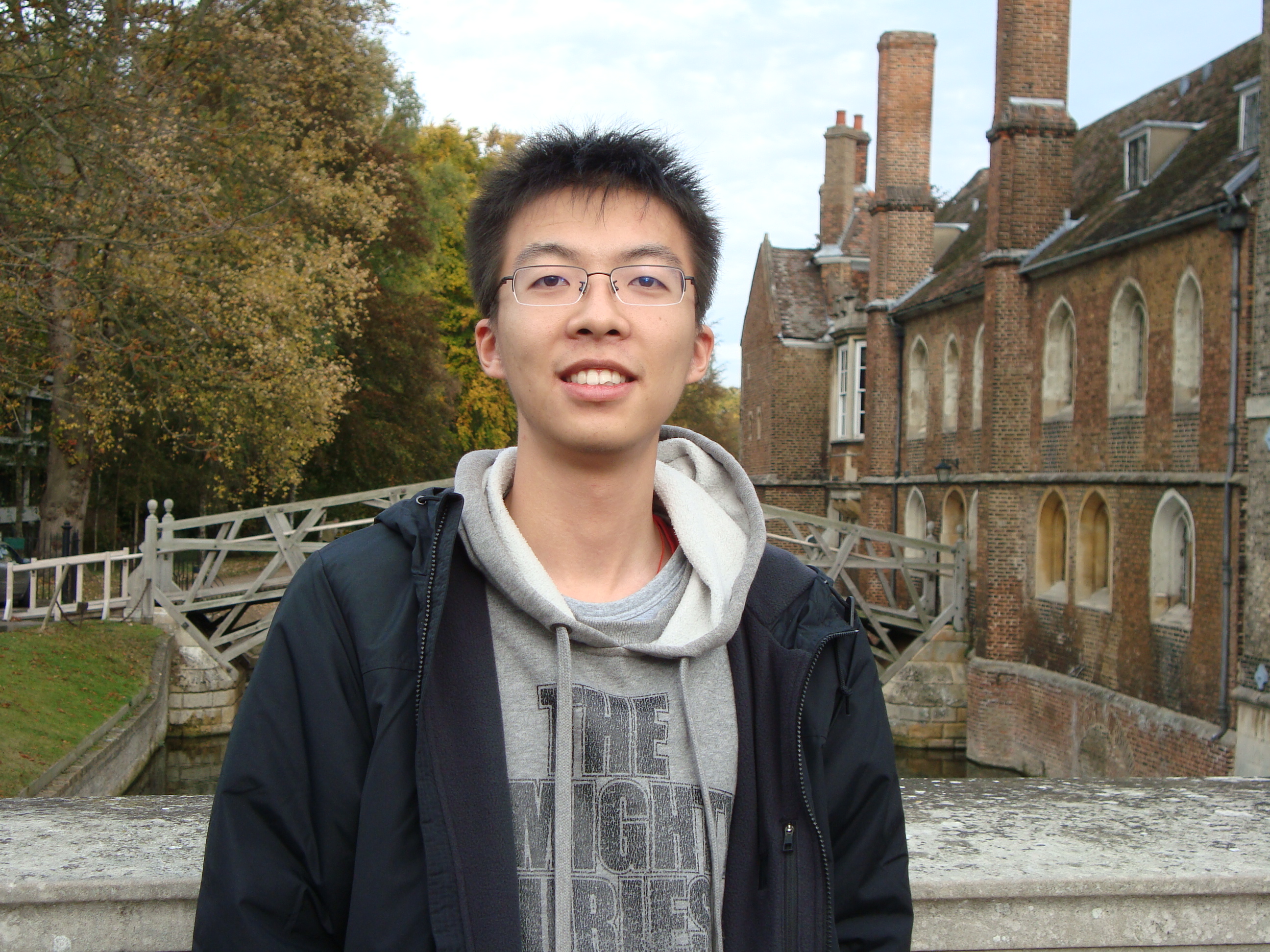 身后是剑桥大学里的牛顿桥