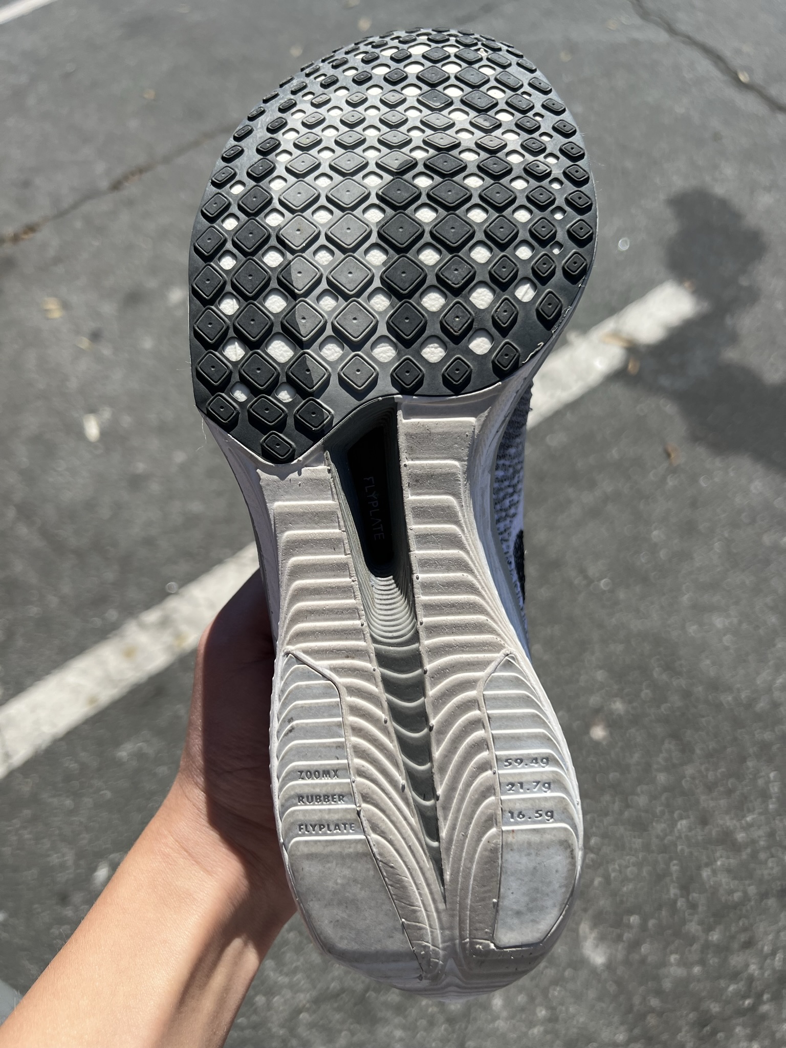 今天在室外跑完 5K 之后的鞋底的情况，似乎状态还很好