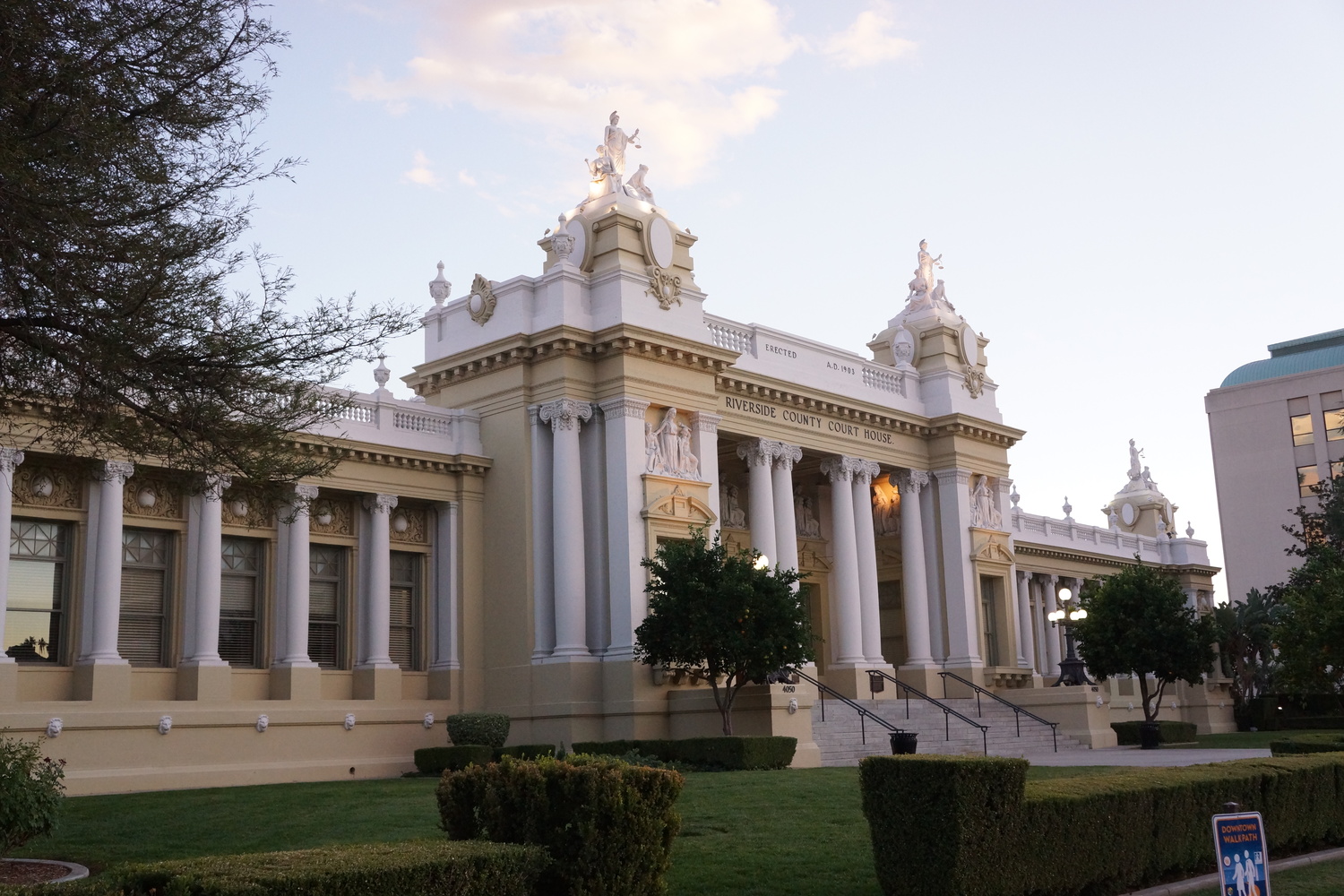Riverside 法院