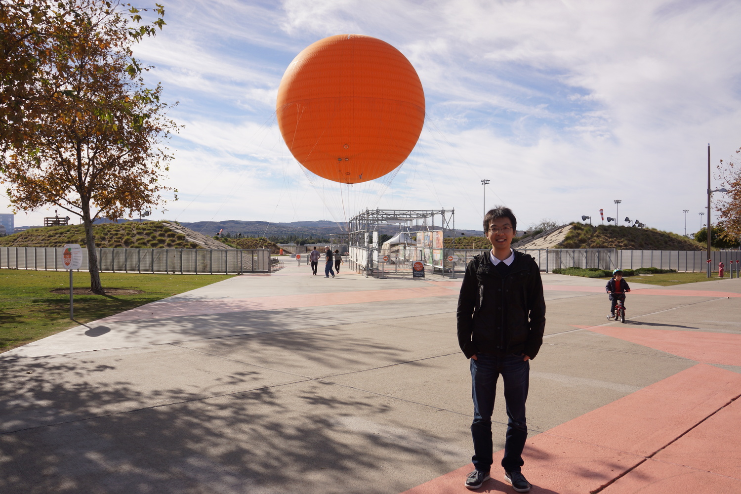Irvine 公园里的热气球前留影