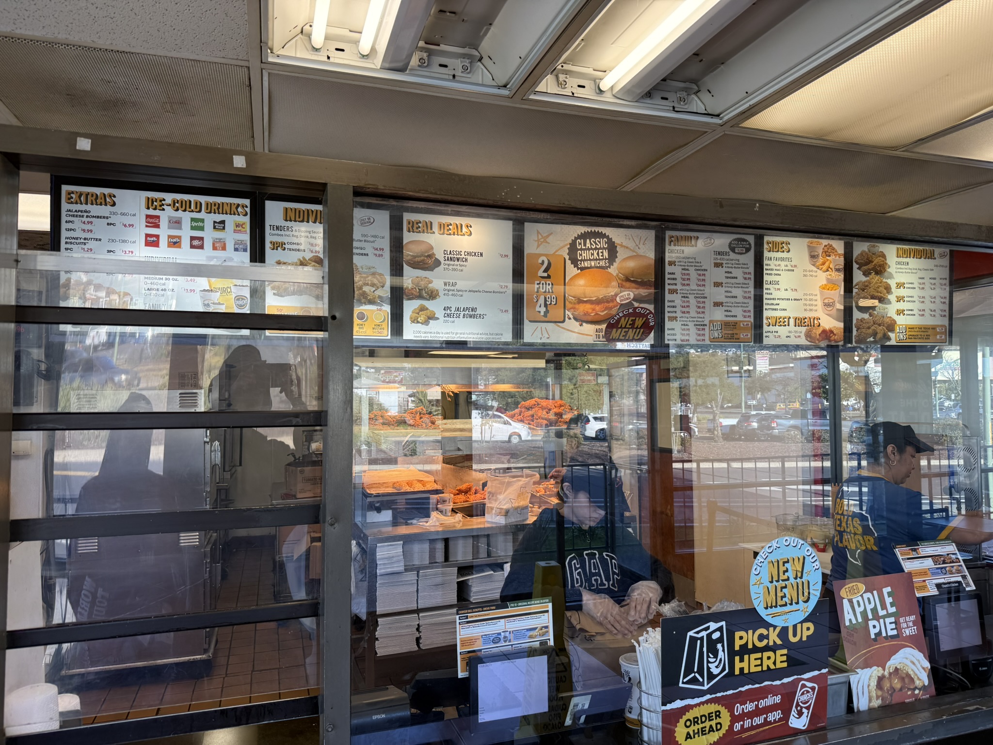 店里的前台，经典的黑人社区商店才有的防弹玻璃