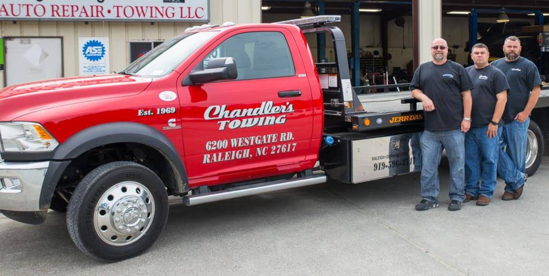 当时的拖车公司的三个大汉