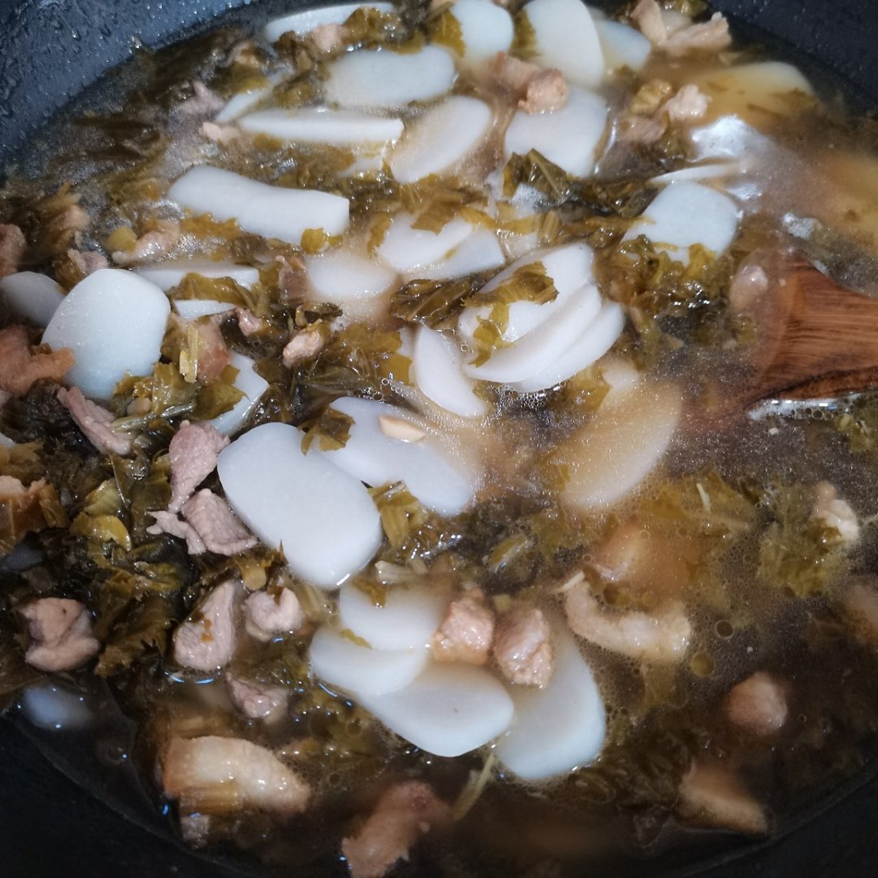 咸菜肉丝年糕汤