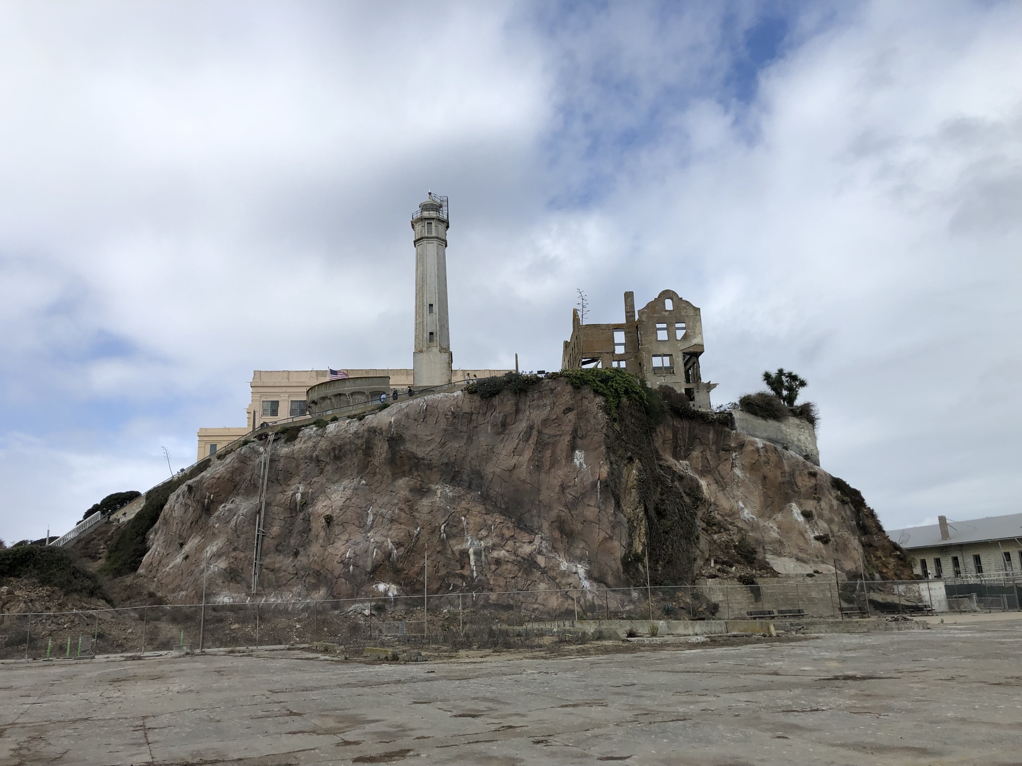 监狱建立在岛上的一个陡峭的山上