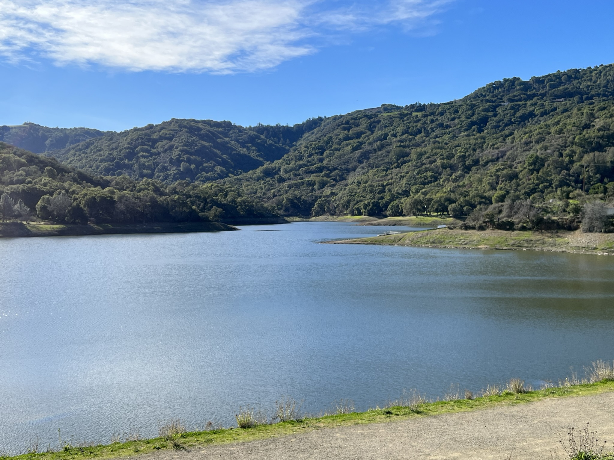 Stevens Creek 水坝上眺望