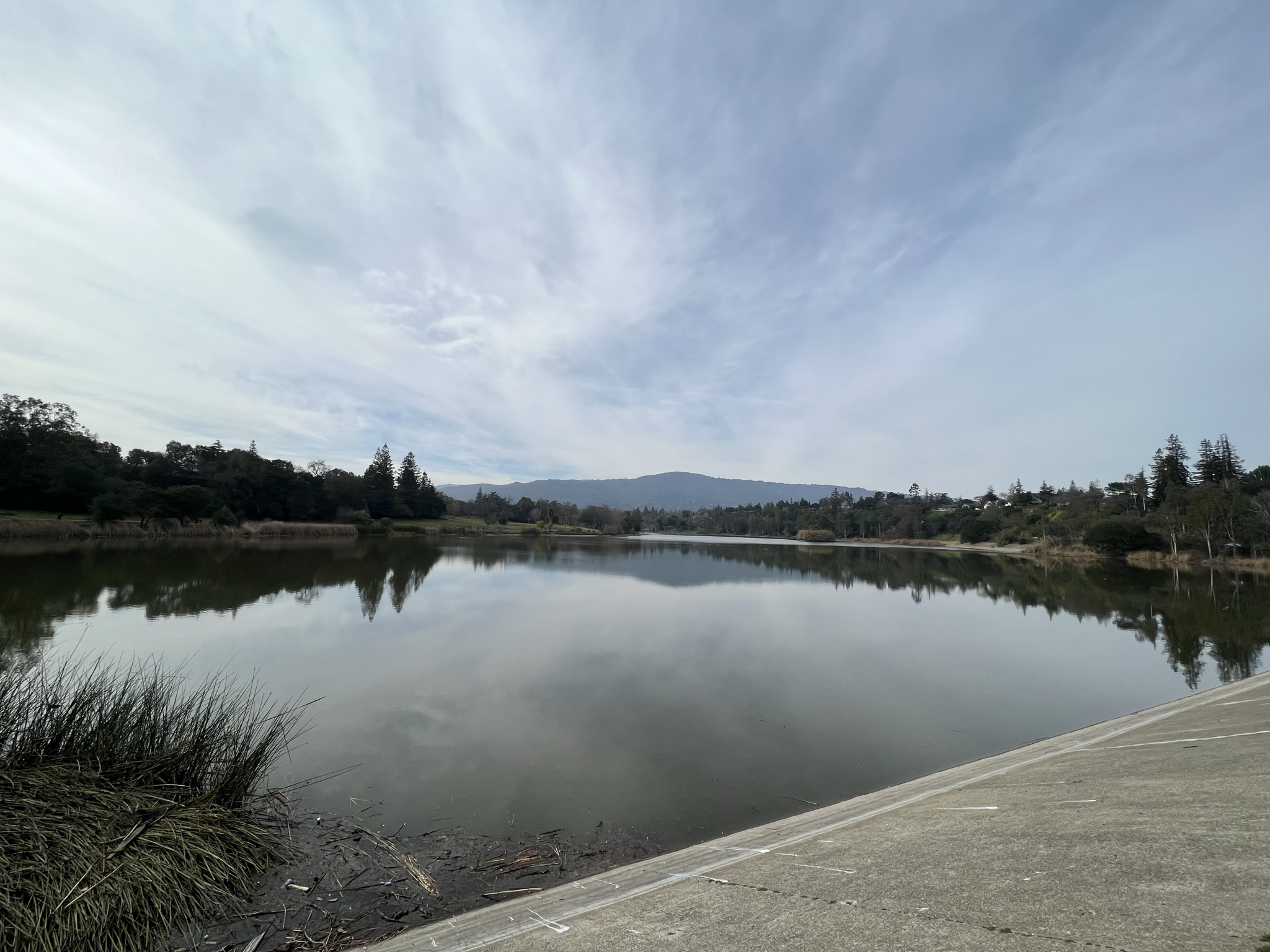 堤坝上看湖