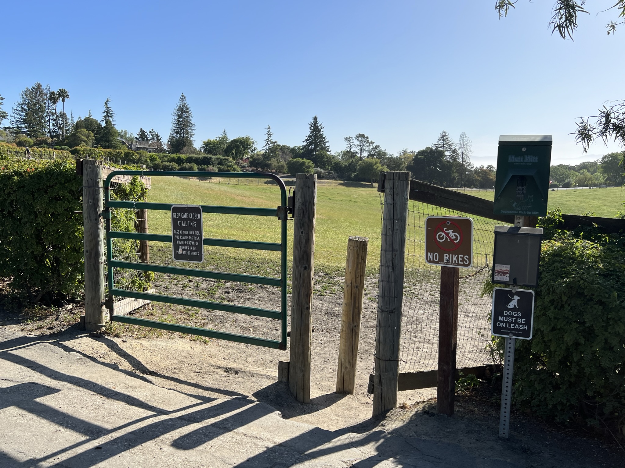 Byrne Preserve 在 Westwind Community Barn 旁的入口