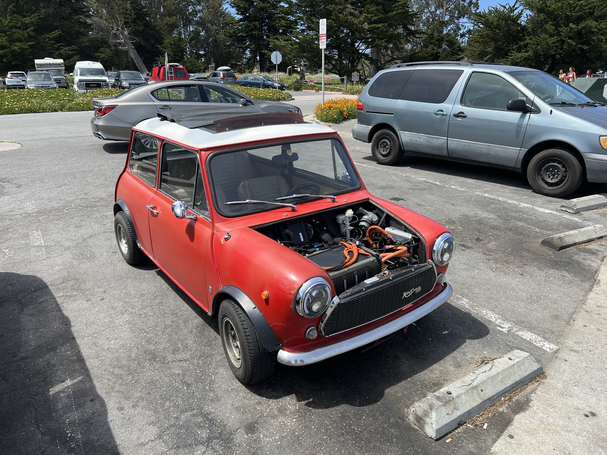 驱车准备离开的时候发现旁边挺了很老的 Mini Cooper，我一眼就看出了这个是憨豆先生的同款汽车