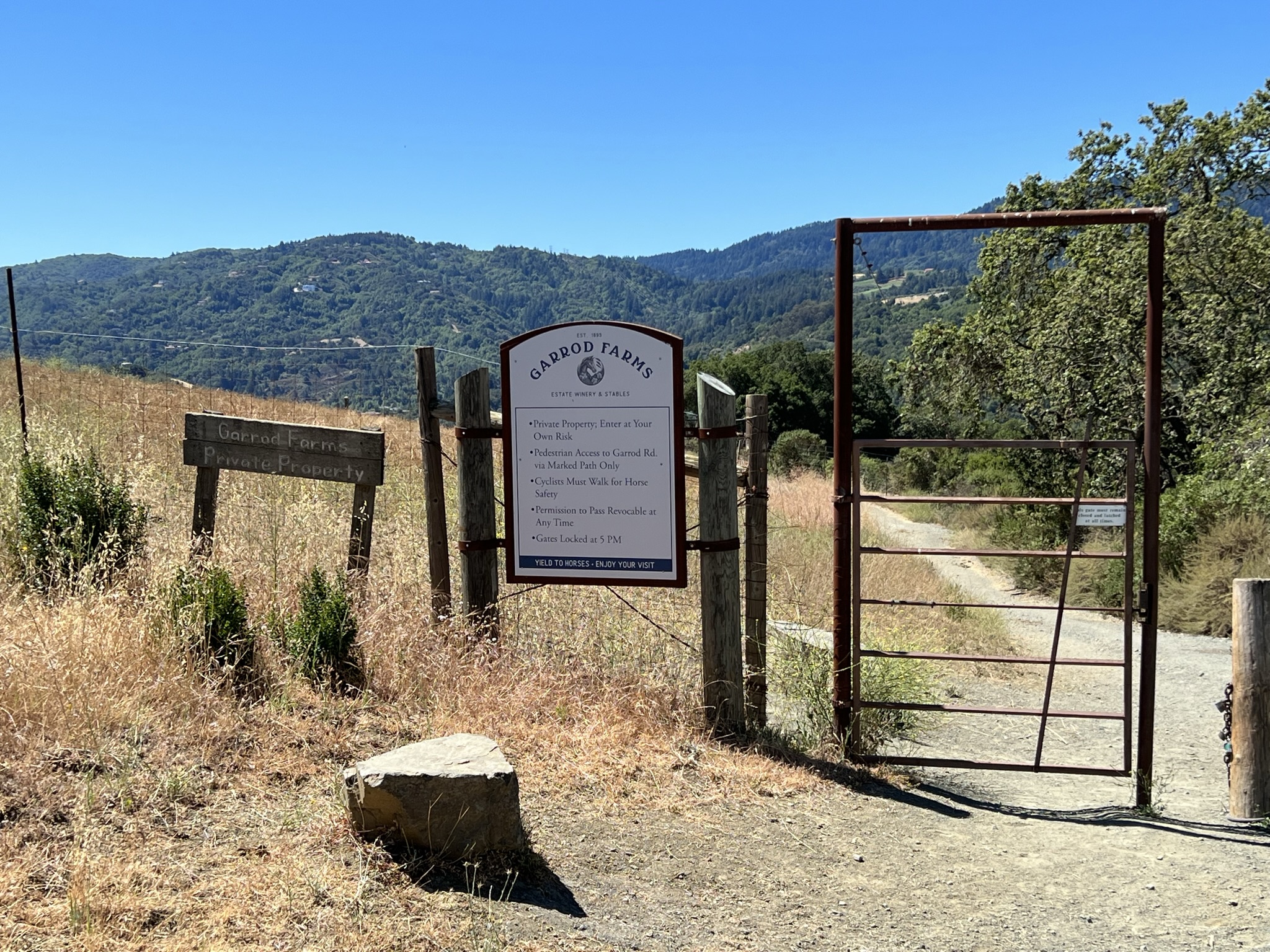 Garrod Farms，也就是当地 Garrod 酒厂的葡萄园入口，私人产业