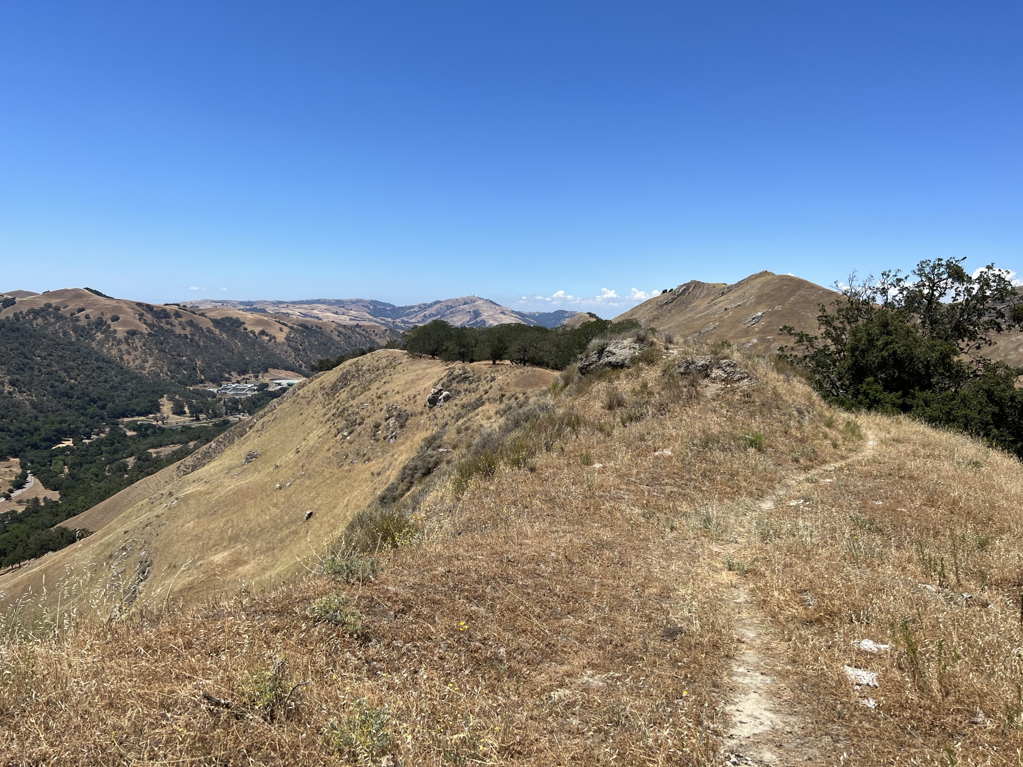 一边是悬崖，但是难走的还在后面