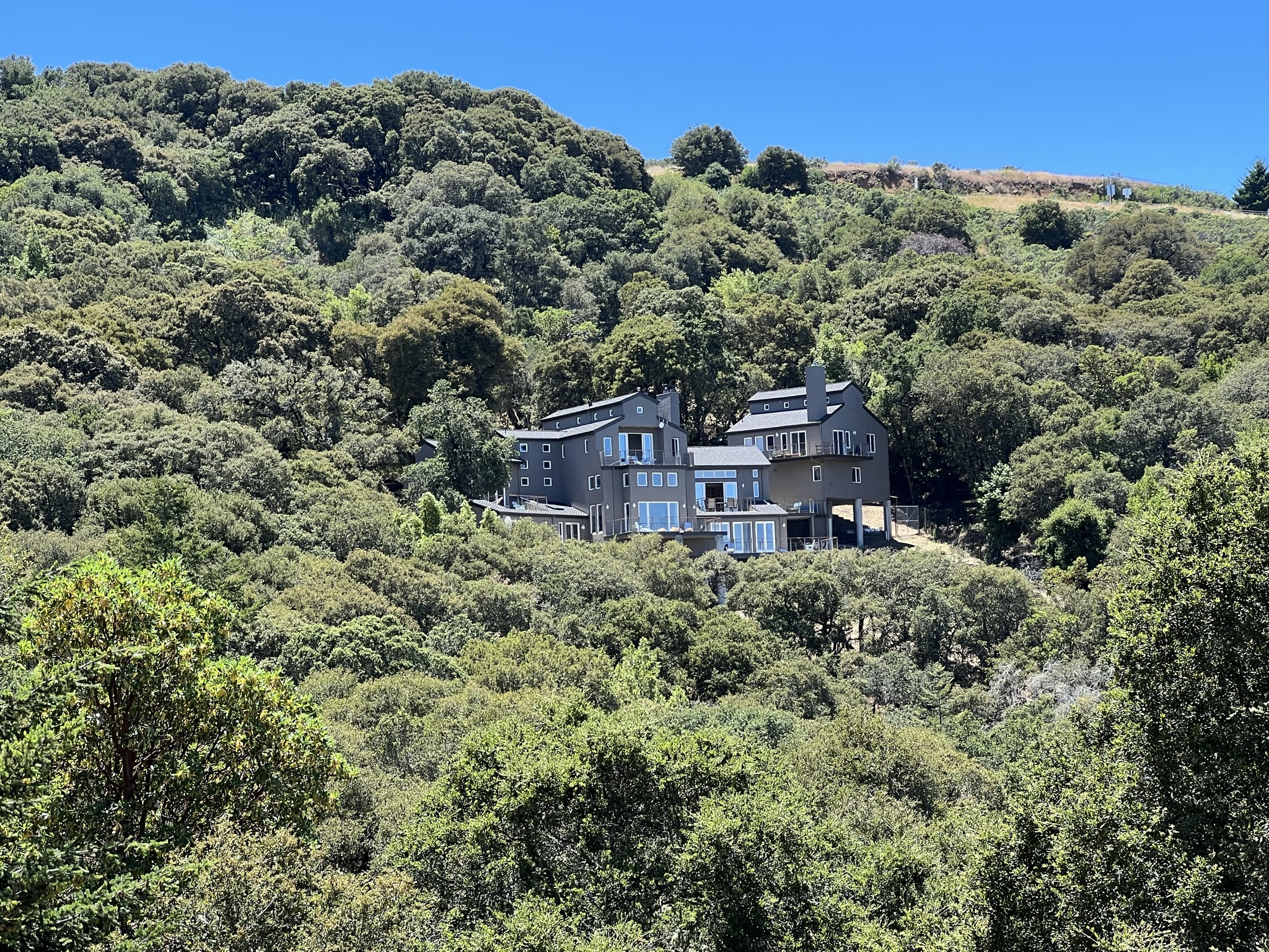 建在山腰的豪宅