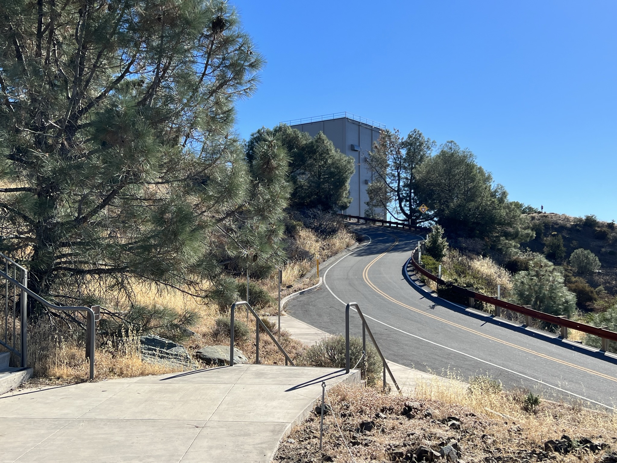 前面是有名的位于 Mount Umunhum 山巅的 Mt Umunhum Radar Tower