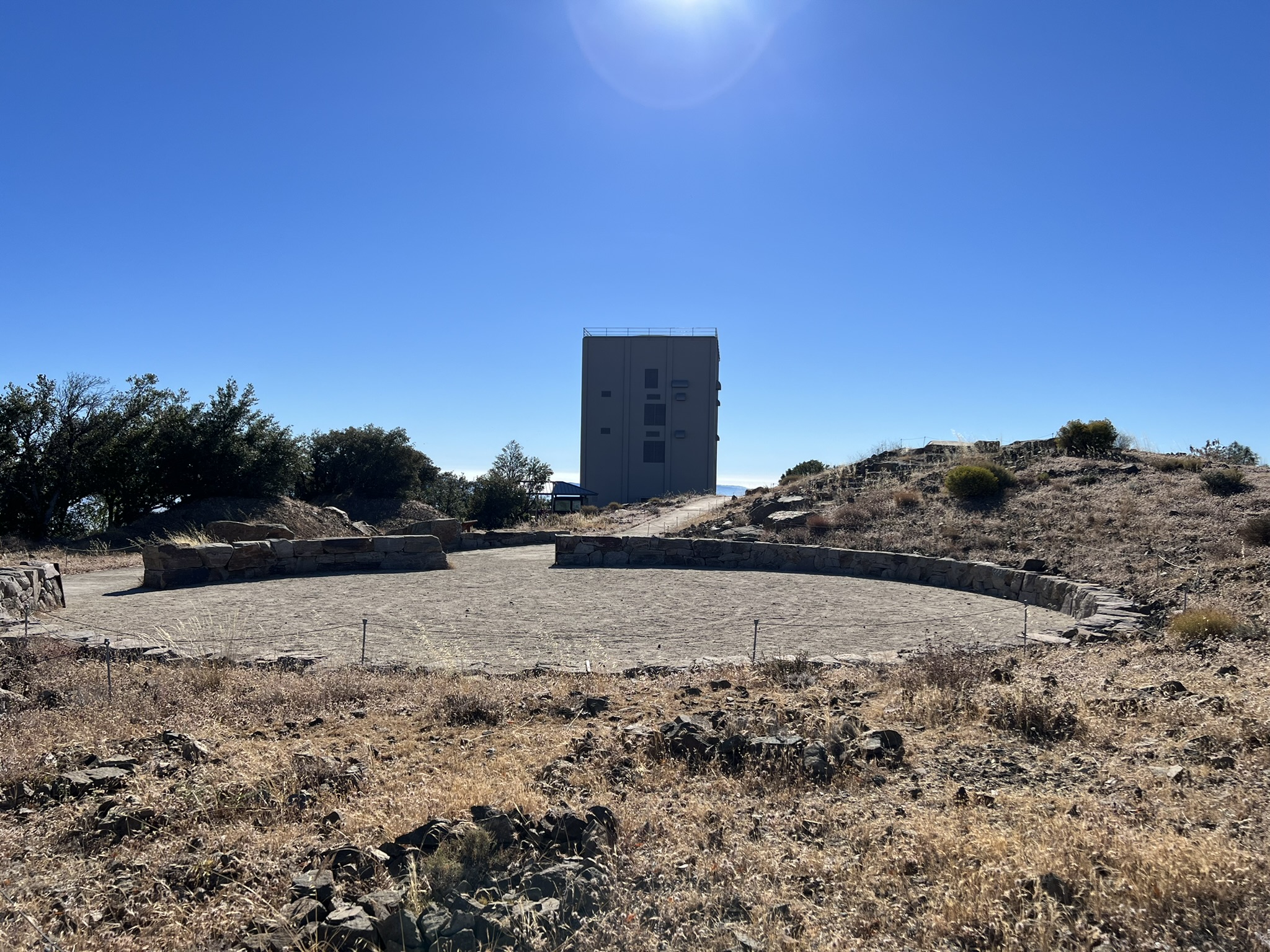 Radar Tower 前有个圆圈
