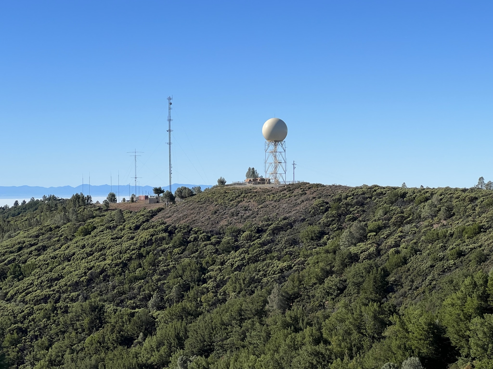 Radar Tower 的另一侧有这么个东西，地图上没有标注说这是个啥