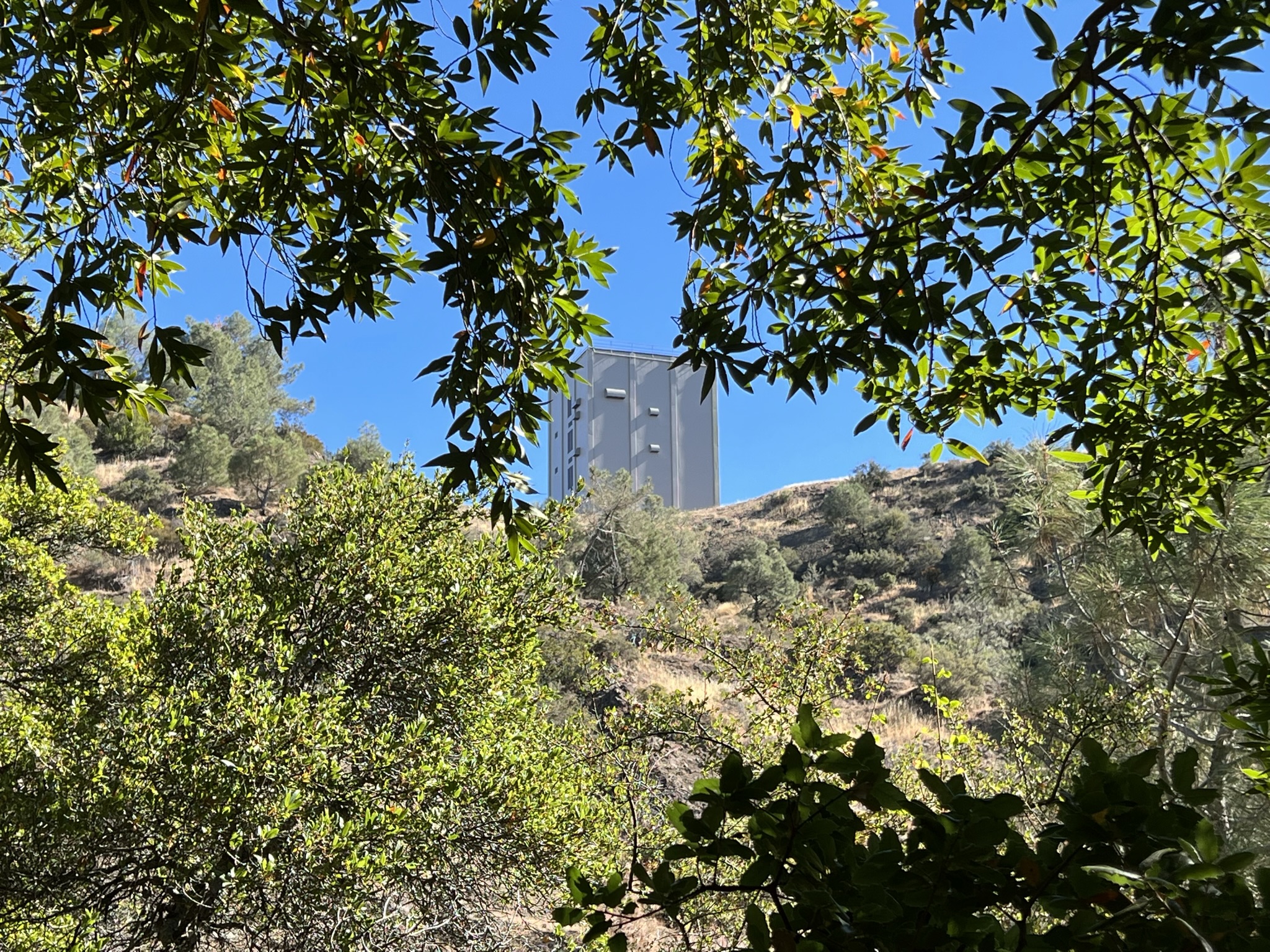 又像座山雕的要塞，易守难攻