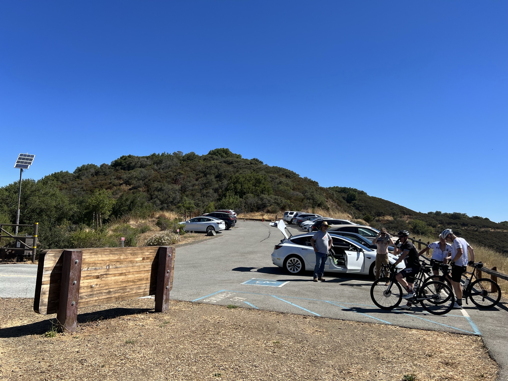 这个是 Mount Umunhum Trailhead 的停车场，中午十二点了，也只有两个空车位