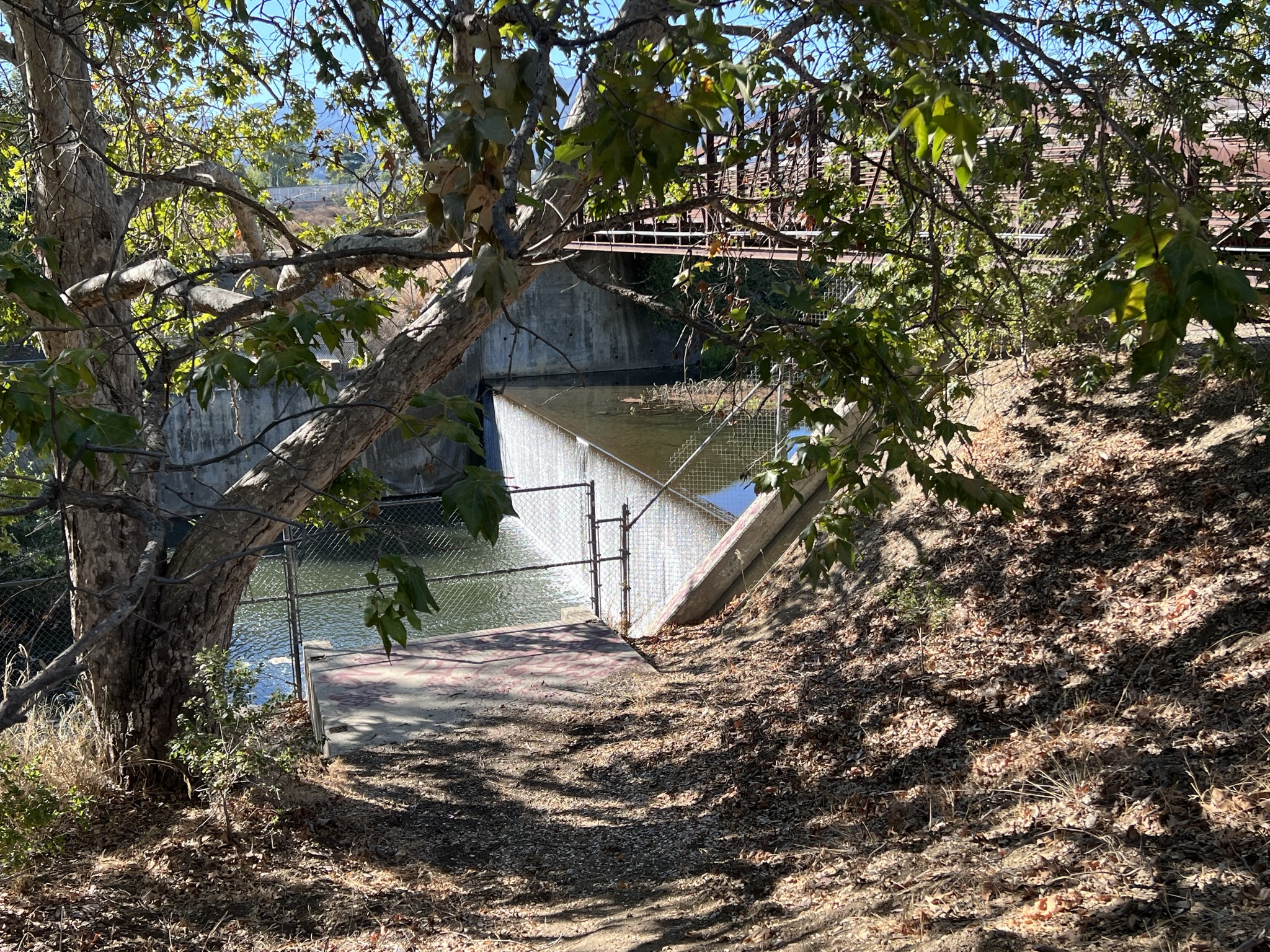 Los Gatos Creek 的水形成的人工瀑布