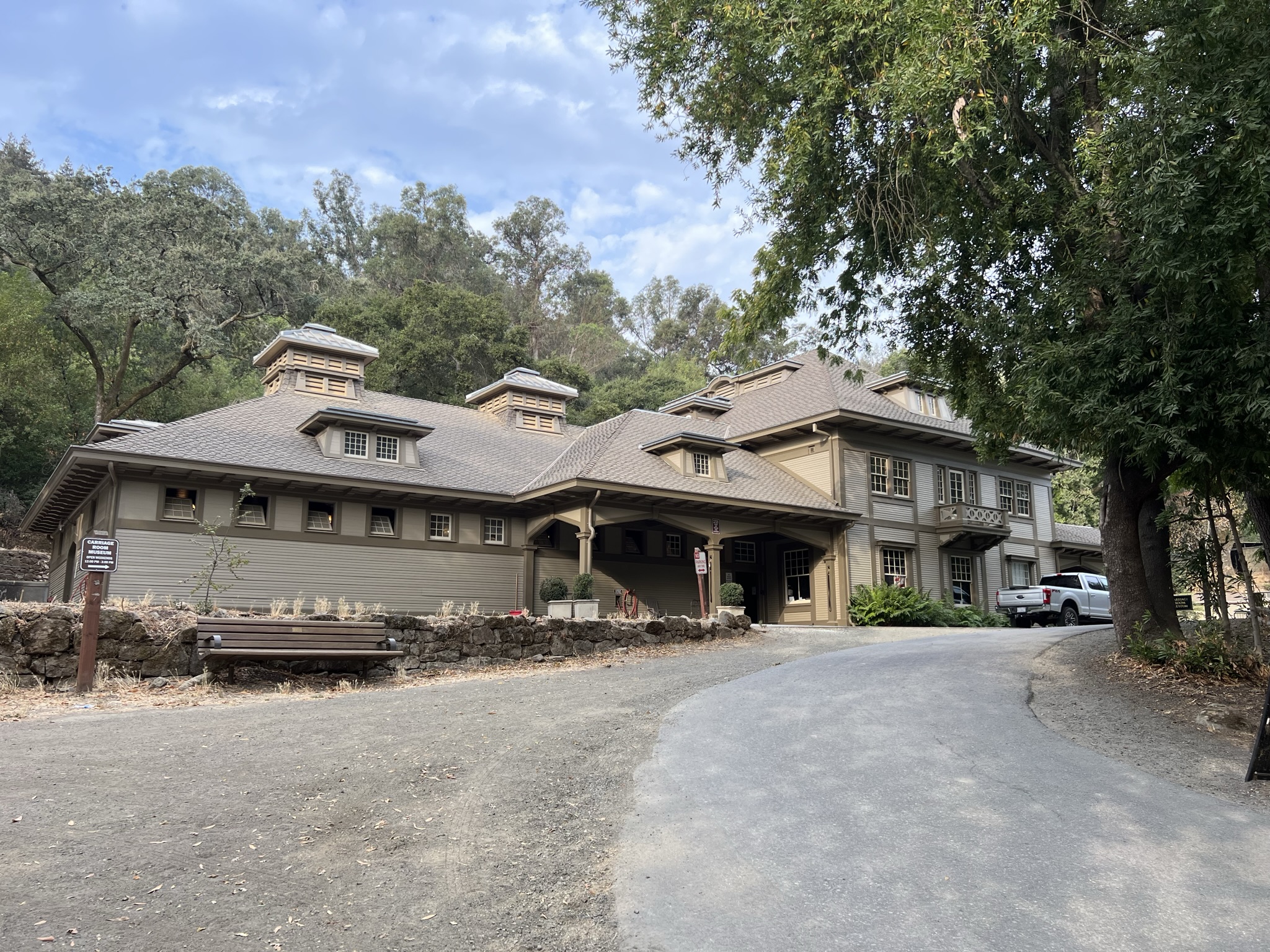 Folger Stable，Stable 是马厩的意思。说实话，大多数人都没有马住的好