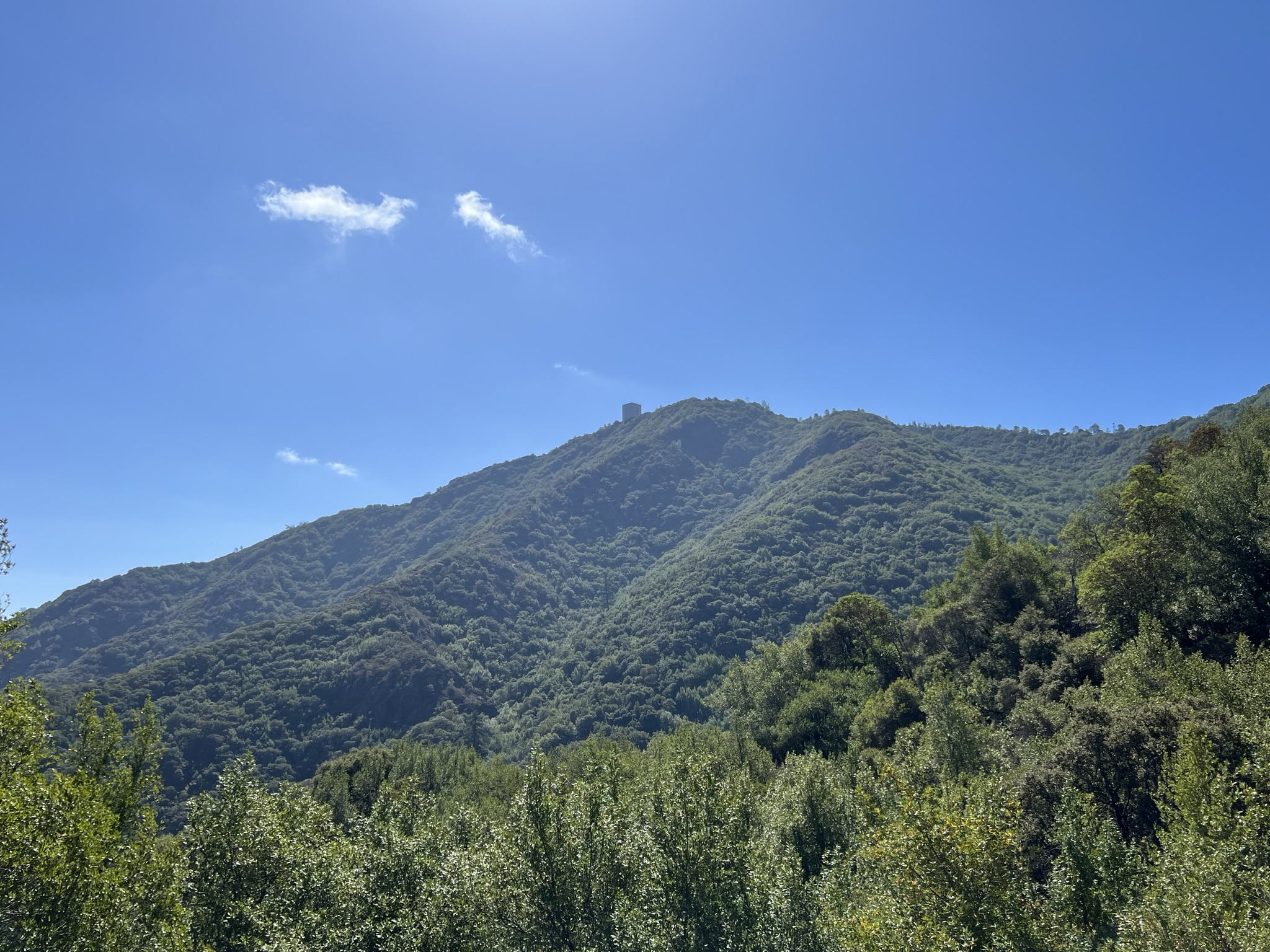 已经绕到 Mount Umunhum 的后面来了