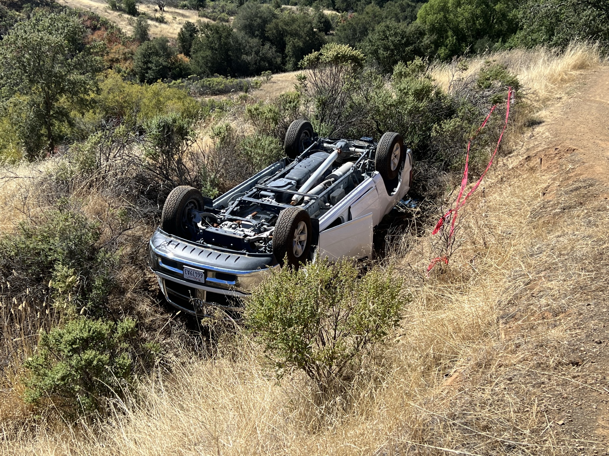 有个沙雕强行开车用步道上山，结果翻车。和护林人聊了聊，明天他们用直升机把这车挪走，贼贵