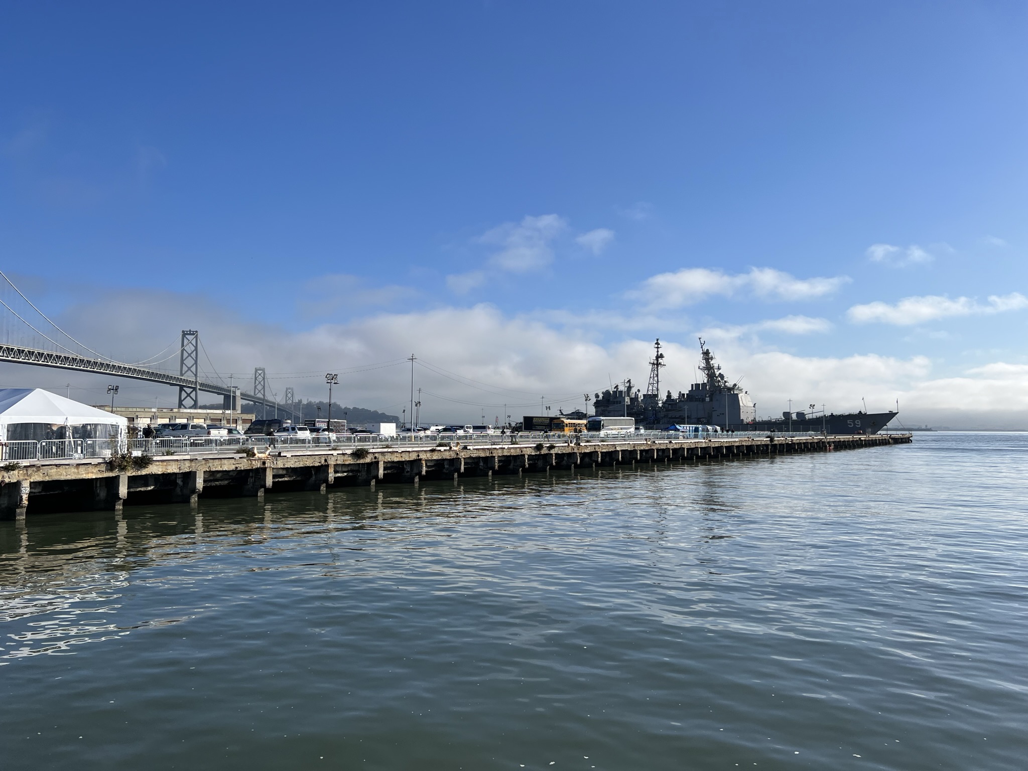 停泊在三藩 Pier 30/32 的 USS Princeton 和她背后的 USS Fitzgerald