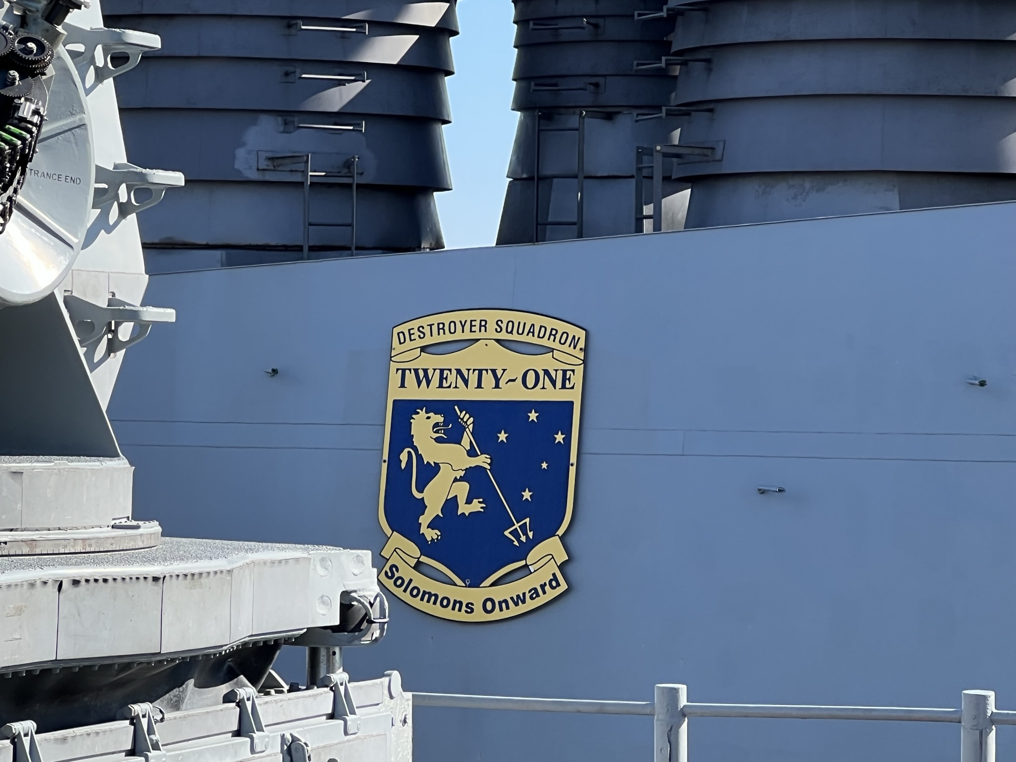 后面 USS Fitzgerald 身上的牌子