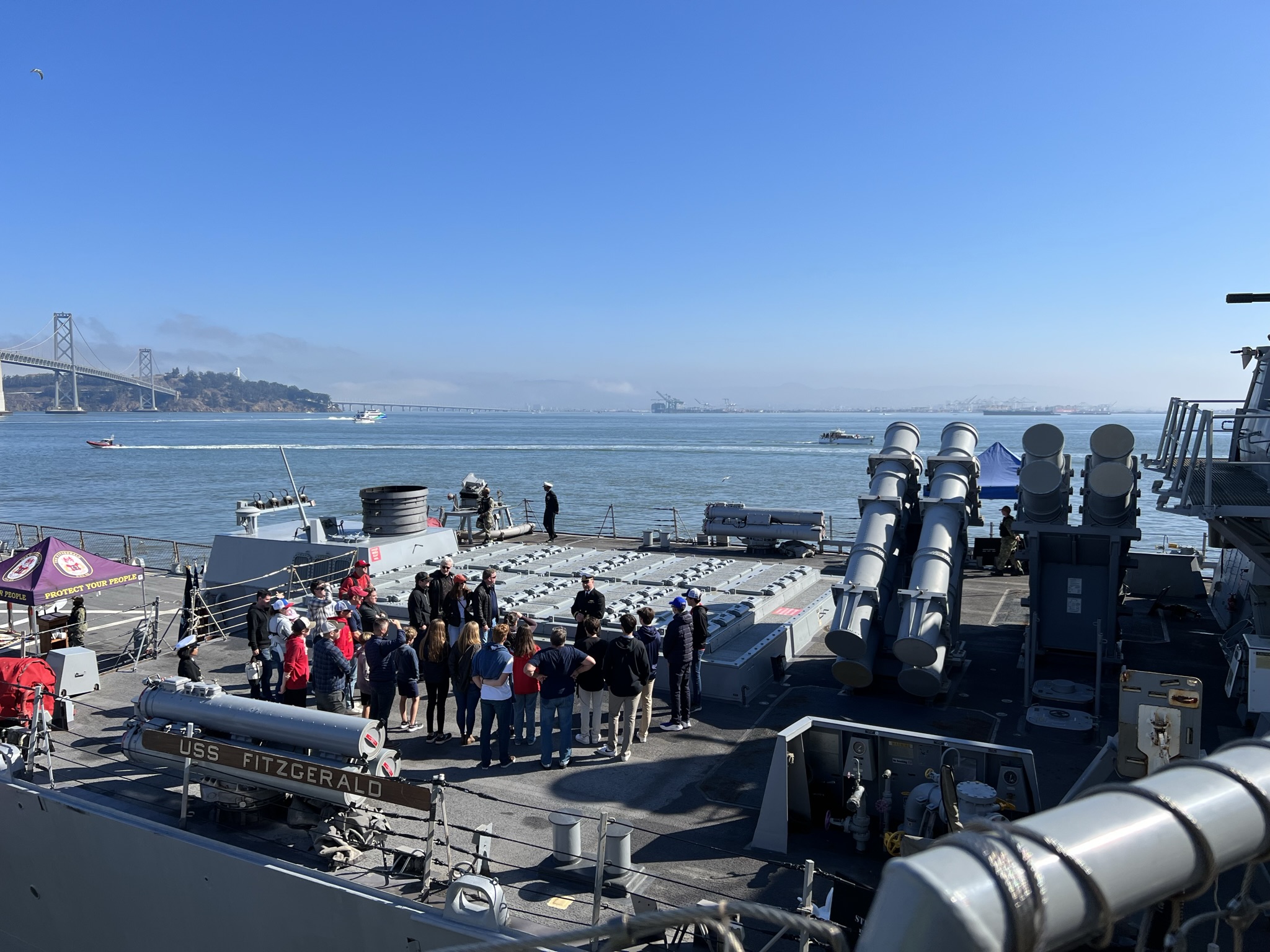 后面 USS Fitzgerald 的导弹系统