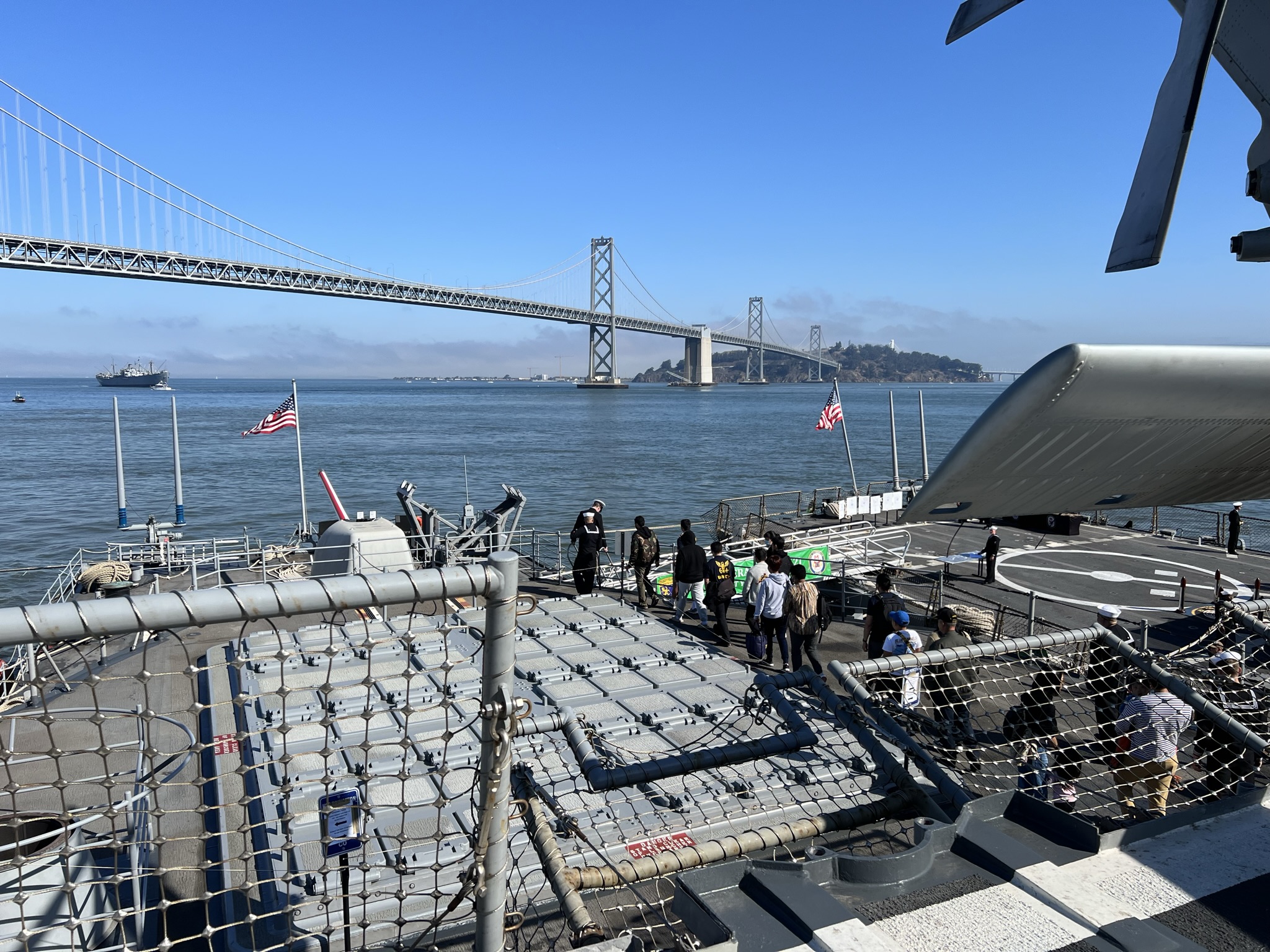 USS Princeton 前后有两套导弹发射系统，火力充足