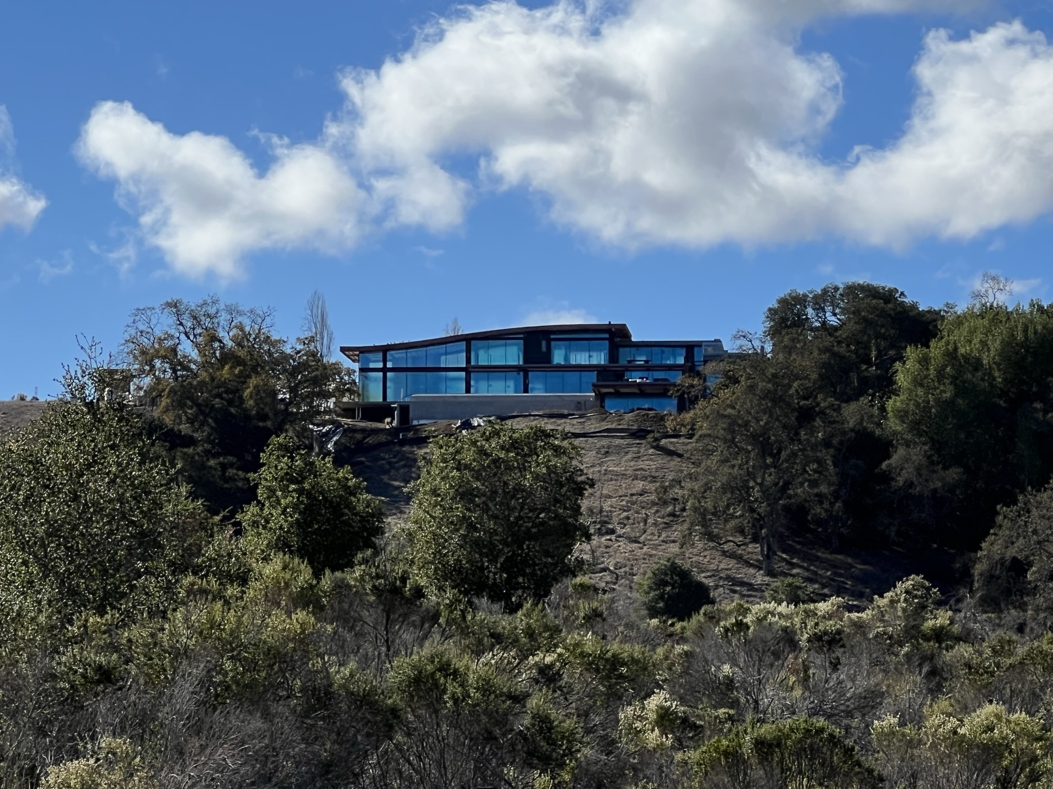 不愧是宇宙中心 Palo Alto 山里的豪宅