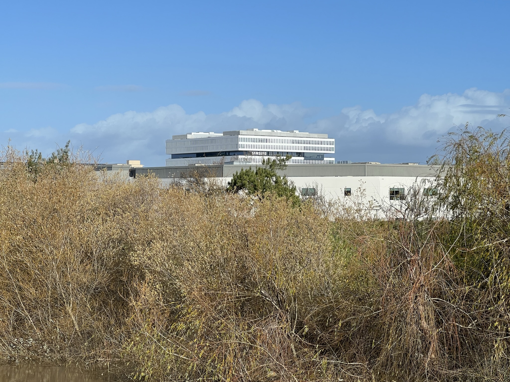 可以看到 Samsung 半导体的大楼