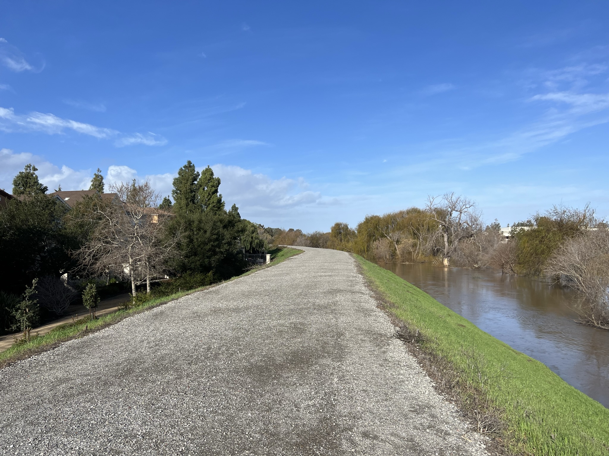 步道是沙石铺的