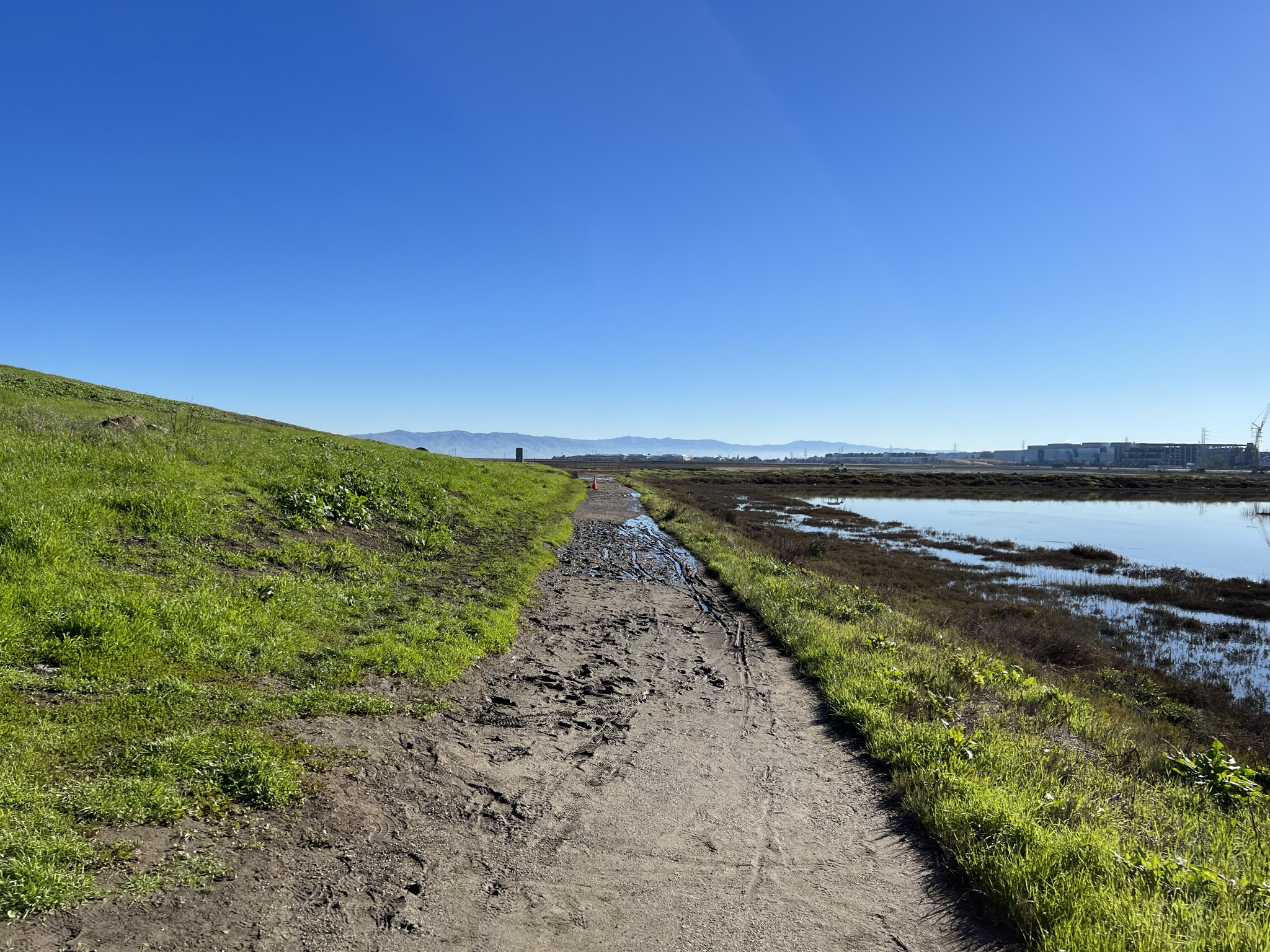 台风过后，道路泥泞