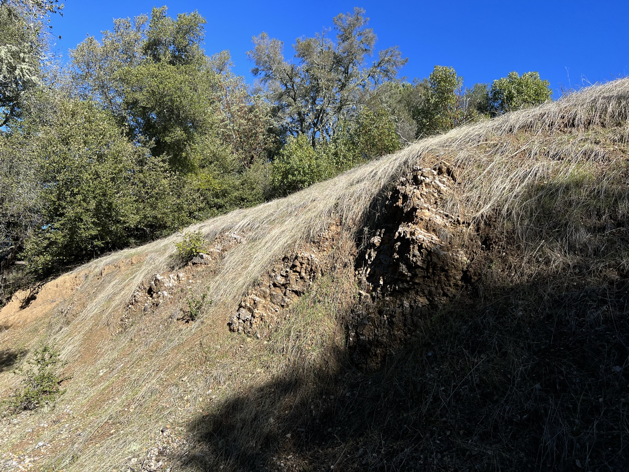 断层上凸起的岩石
