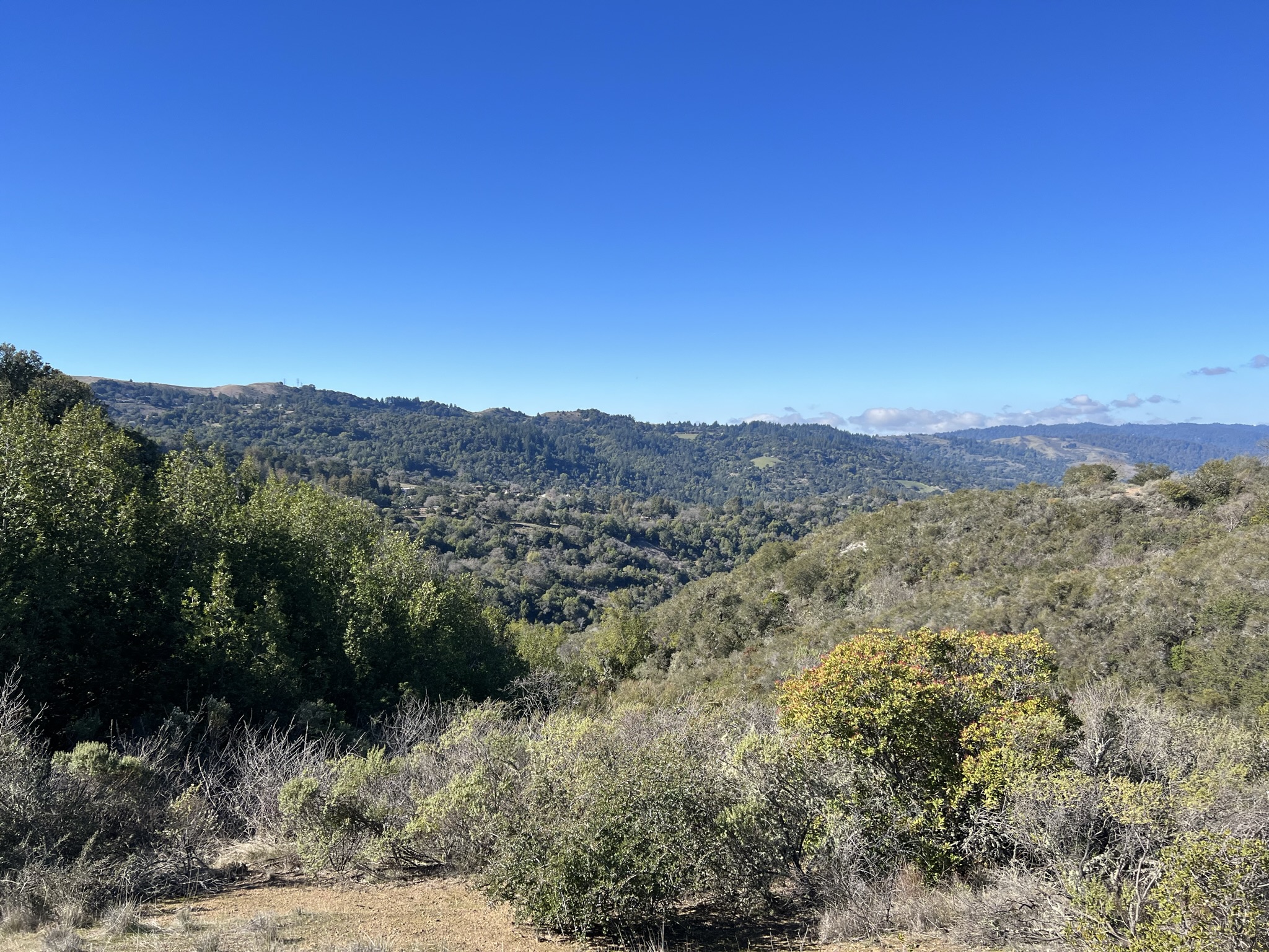 从两座山之间的缝往前看