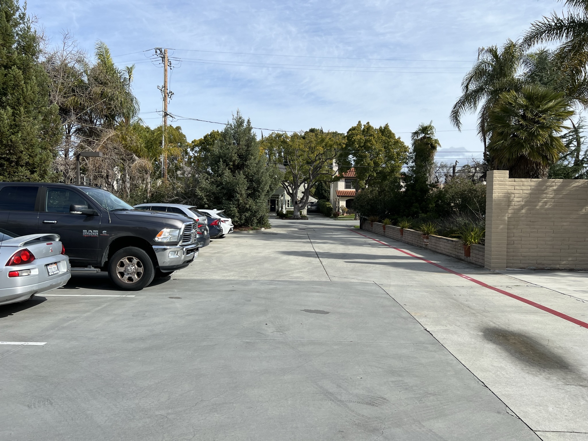 不大的停车场，左边一排车位