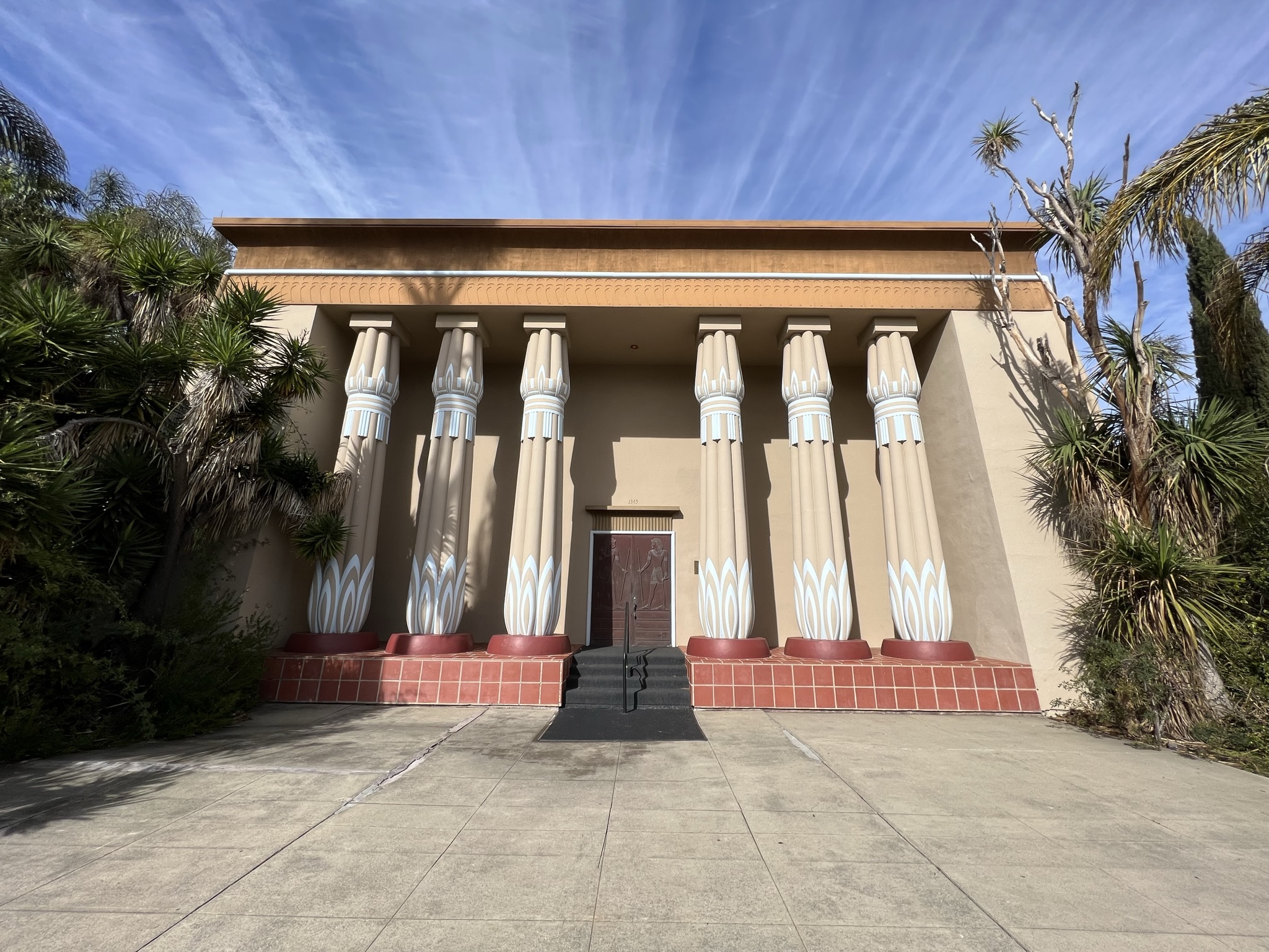 这个是仿制的古埃及神庙，不开放