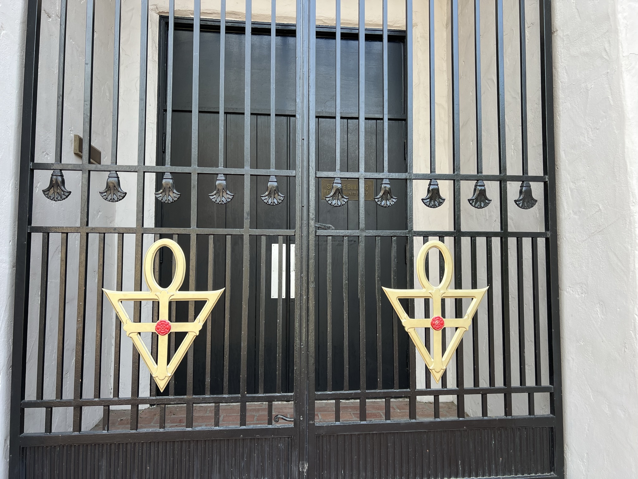 科学馆，给学生实习用的好像，不开放，这个标志是神秘组织玫瑰十字会的标志