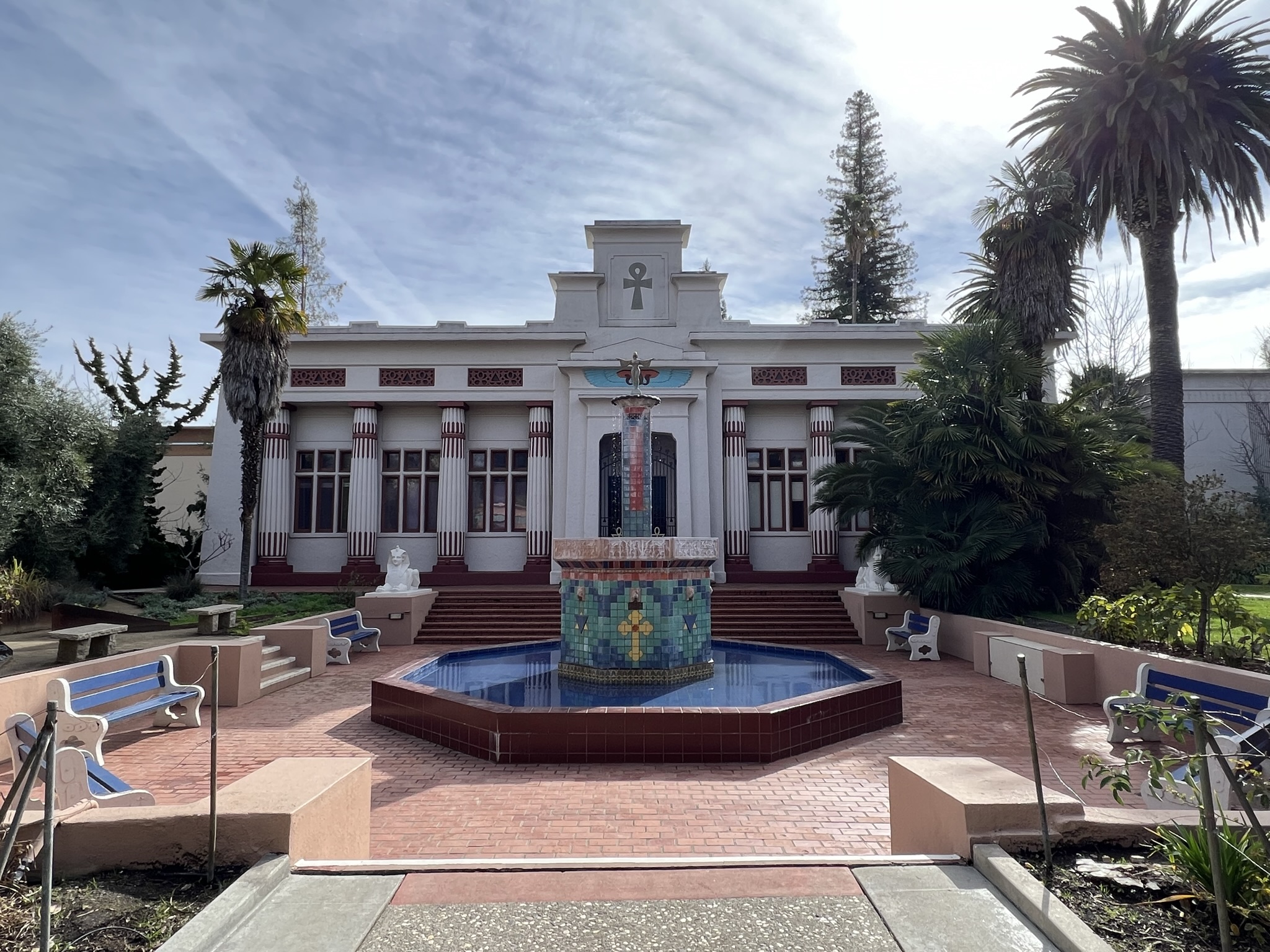 中间喷泉的台子前有蔷薇十字的另一种形式的标志，后面科学馆的顶端有埃及 “The ankh symbol” 也就是永生的标志