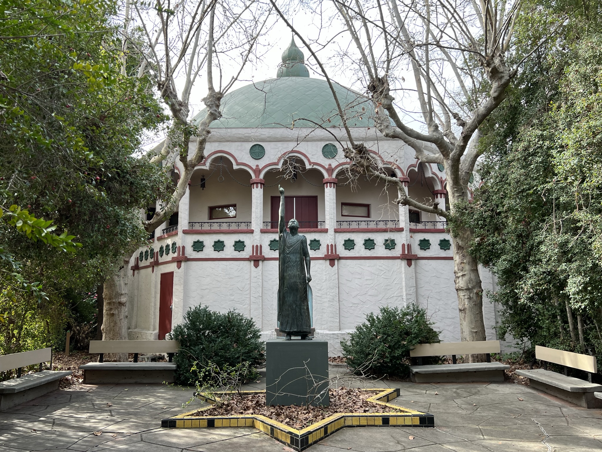 又一尊欧洲风格的雕塑，后面的建筑也很奇特