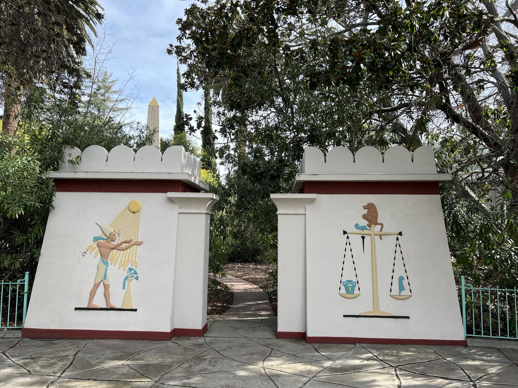 虽然不清楚左边是啥，但是右边的是埃及人死后进入冥界进行阿努比斯心脏称重