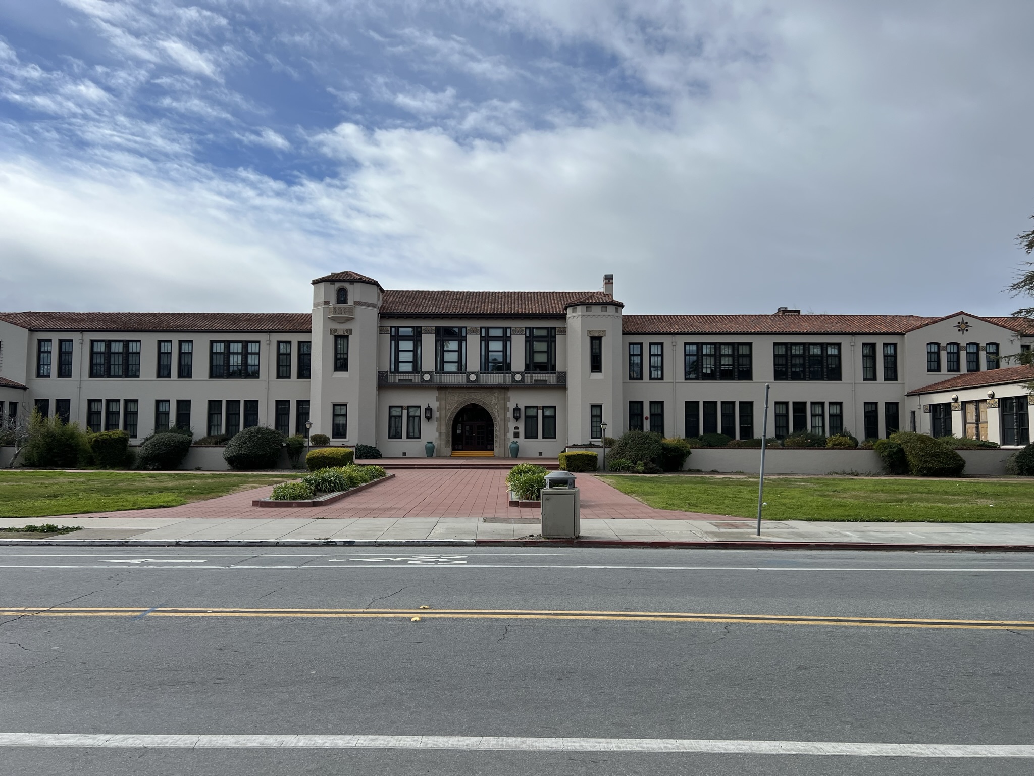 就连博物馆对面的中学建筑风格也很奇特