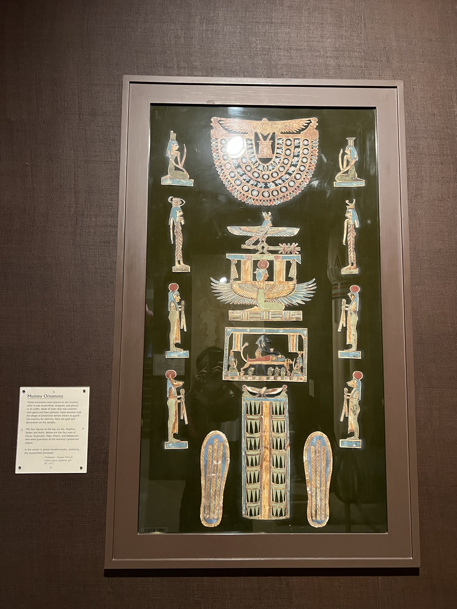 包裹木乃伊亚麻布外常见的装饰品，人物都是神和神的儿子，这个鞋子是有金箔镶嵌的