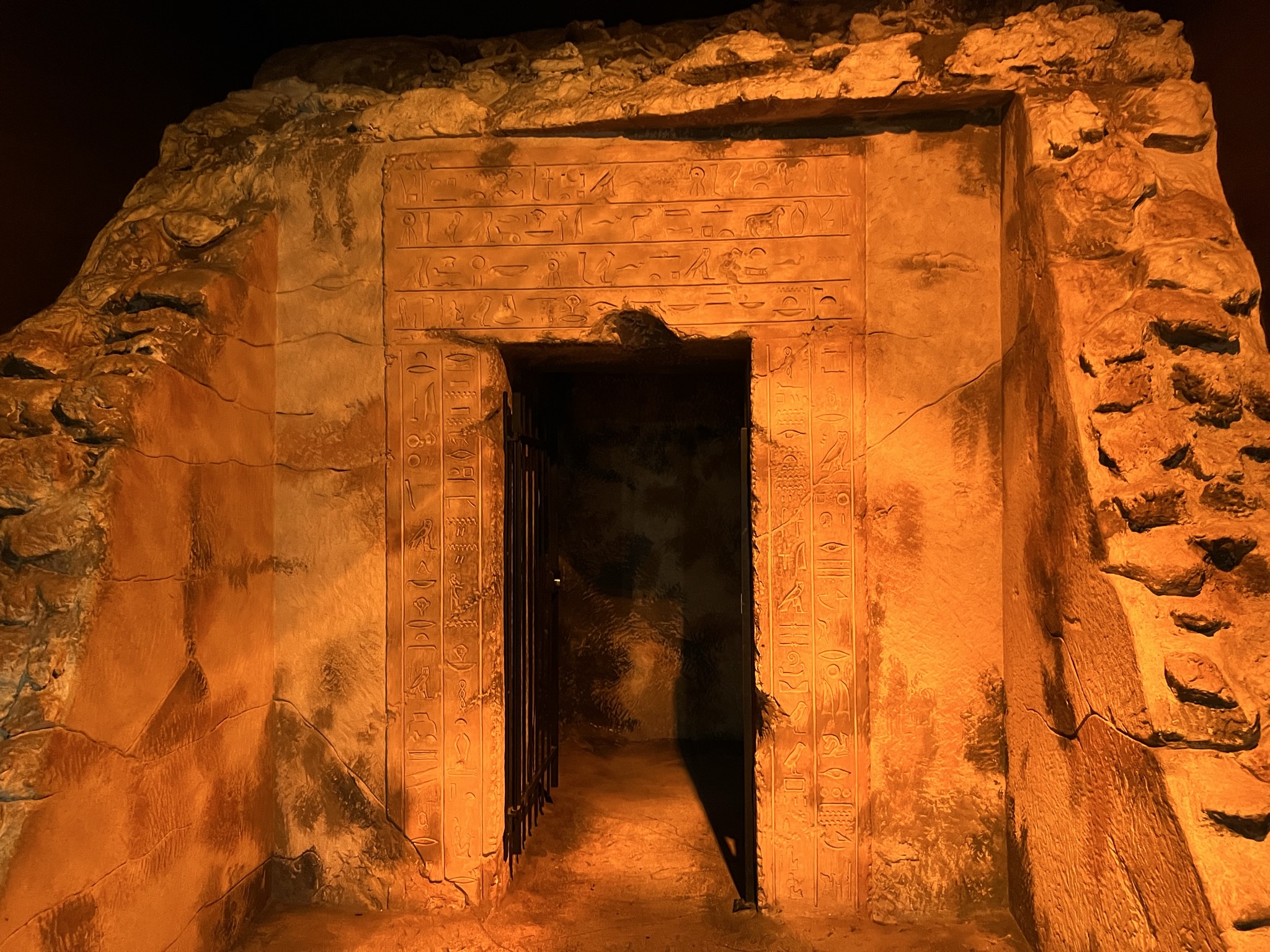 仿制墓穴都刻有象形文字