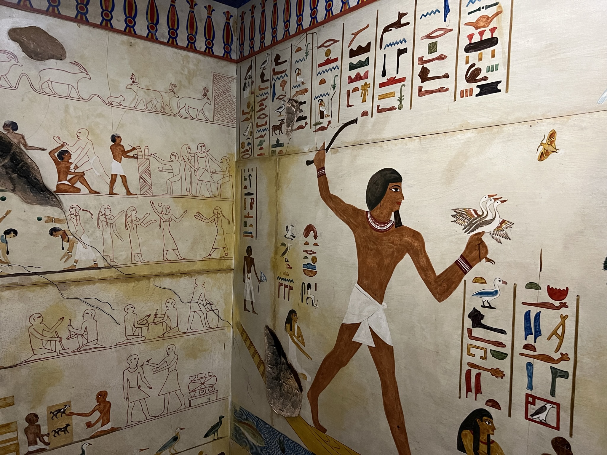 有些图案没有颜色是因为墓穴主人死的比较突然，需要马上下葬，画师来不及上色了