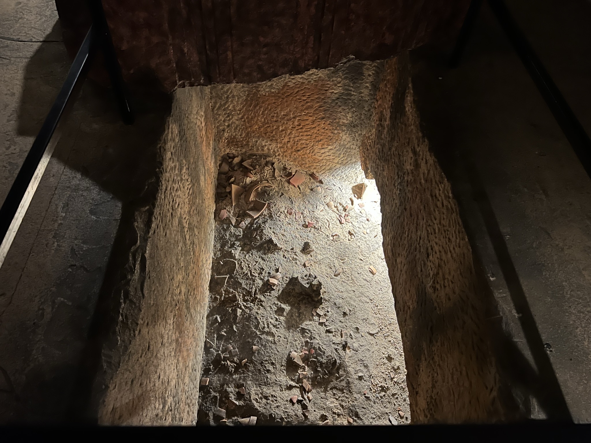 墓穴已经被盗过