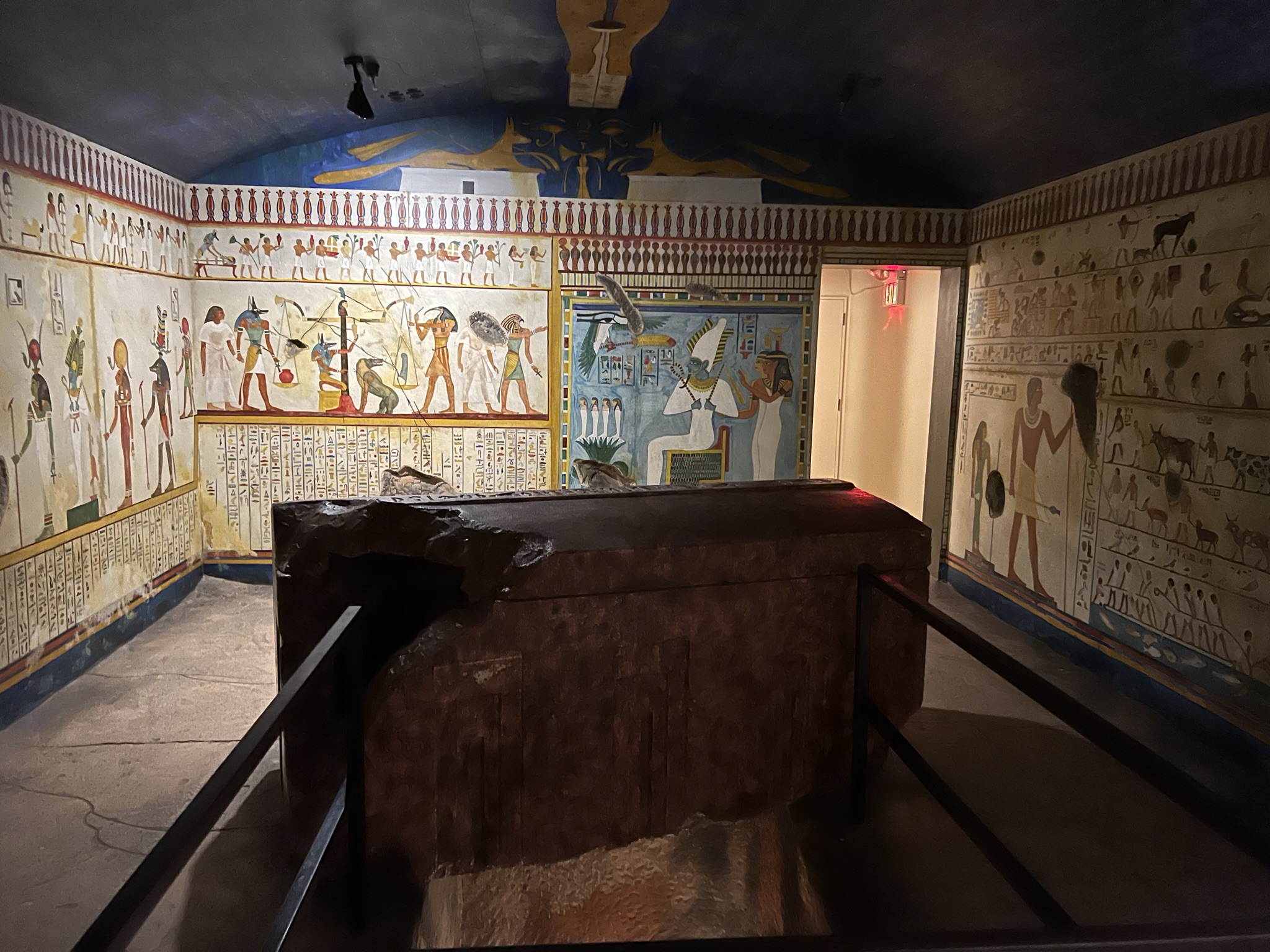 墓穴的石棺已经被人抬起砸开