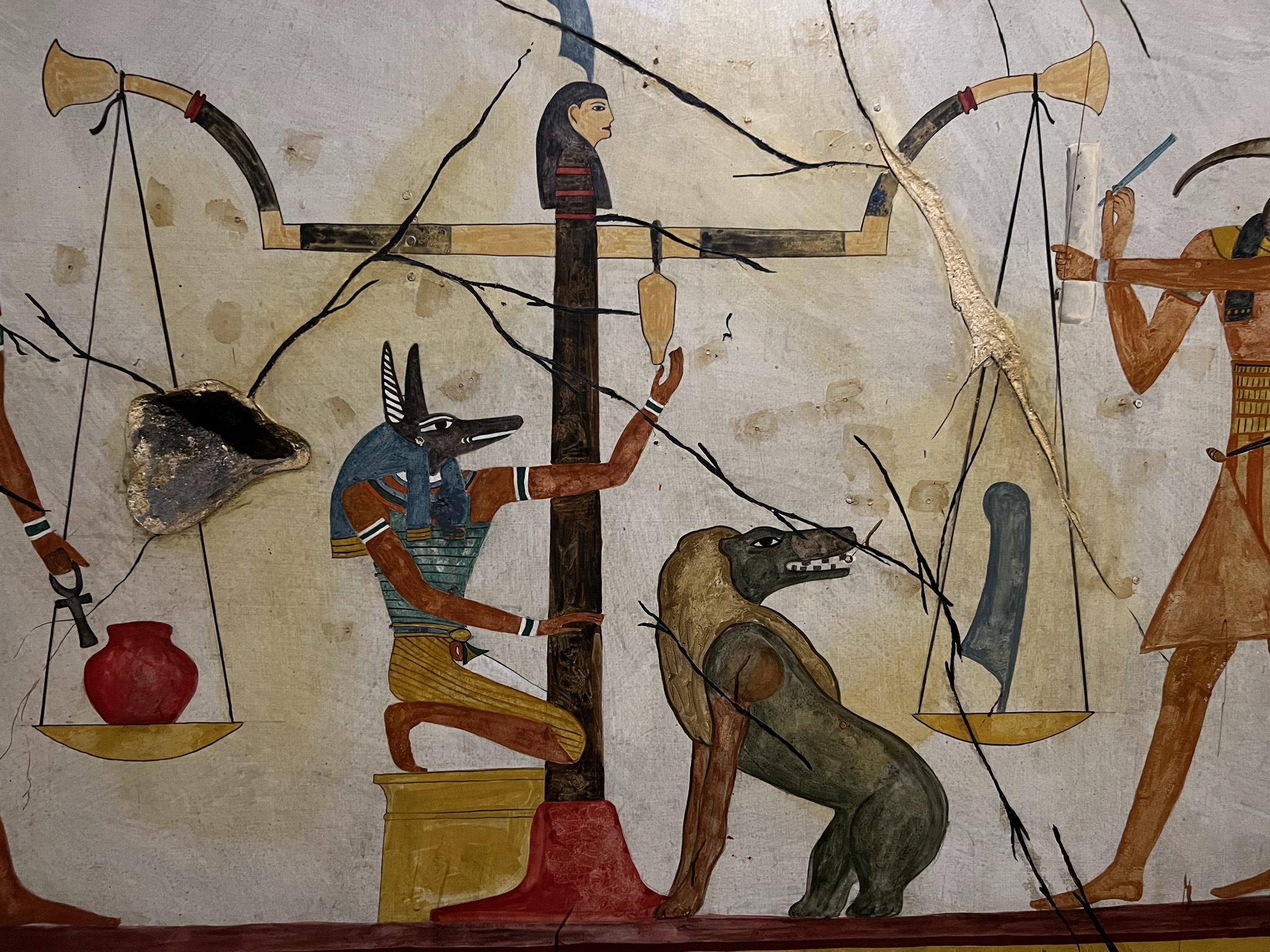 所有问题回答通过以后，会对墓穴主人的心脏进行阿努比斯称重。天平左边是心脏，右边是公正的羽毛，如果重量差得不是太多，可以通过墓穴主人的黄金进行平衡（有钱就是好啊），但是如果差的很多，心脏就会被这个像狗一样的怪物吃掉，墓穴主人也不能获得永生