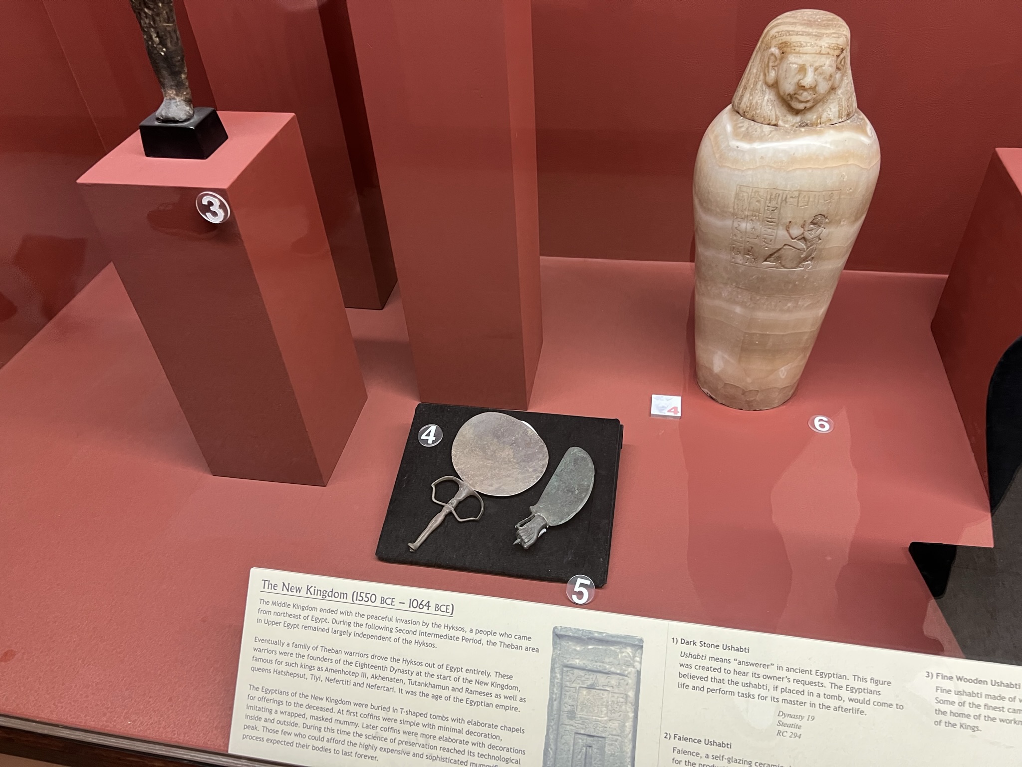 古埃及人的镜子和脱毛刀。古埃及人特别喜欢“干净”他们会把自己身上除了头部上的所有毛发剔除，包括自己的私处