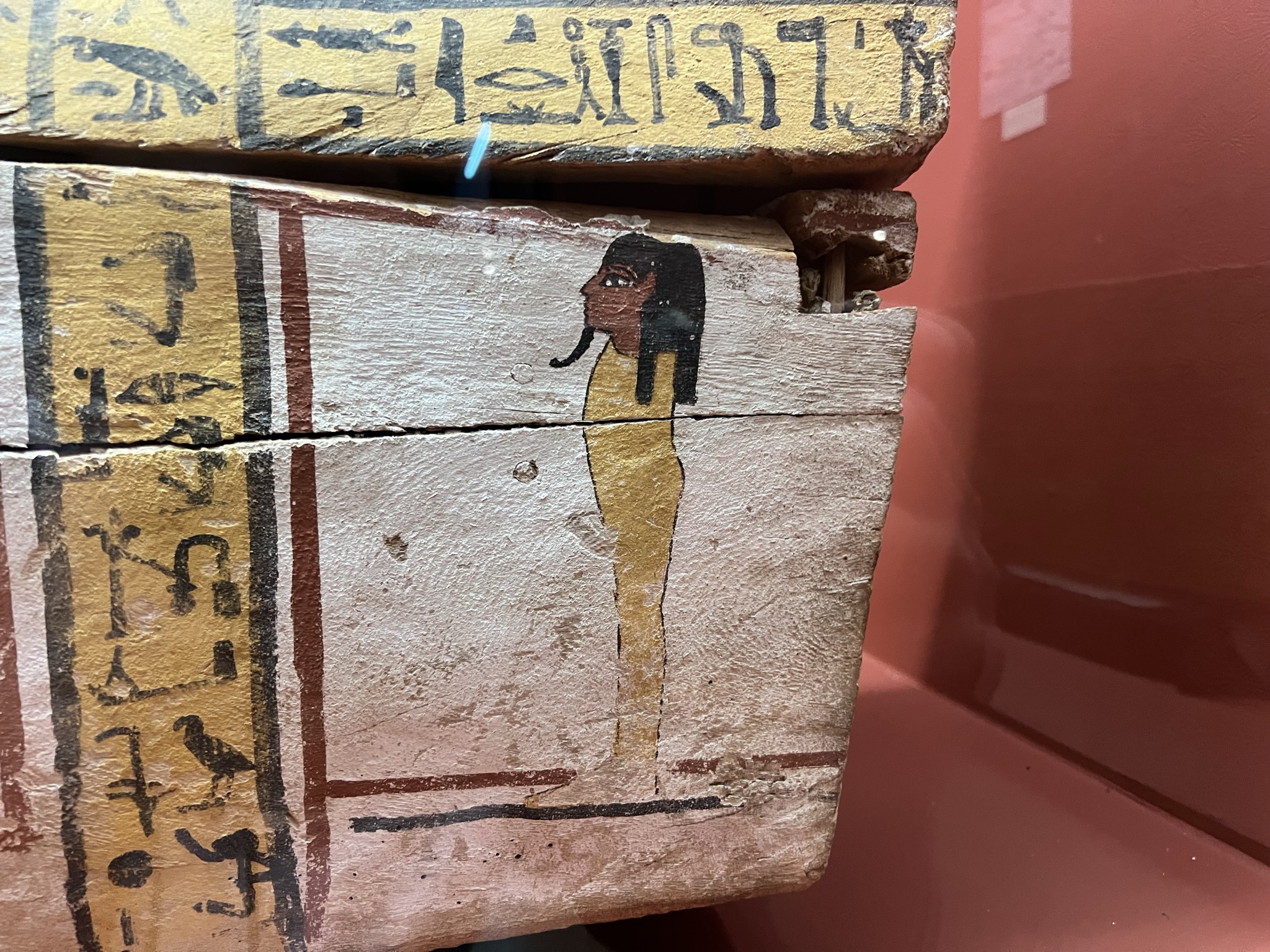 这具木棺被他的前任主人故意破坏过，似乎图案上的神明的某个部位被故意抹去了